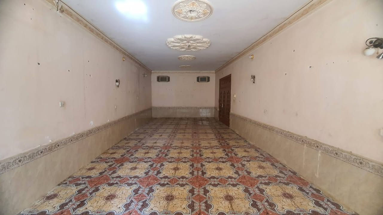 السلام عليكم دار معروضه للايجار الموقع دور الزراعه قرب دائره البيطره المساحه 750 طابقين يتكون من سته غرف ست غرف زائد صاله واستقبال زائد حديقتين كبار سعر الايجار 500 ألف دينار الاستفسار اكثر اتصل على الرقم ***********
