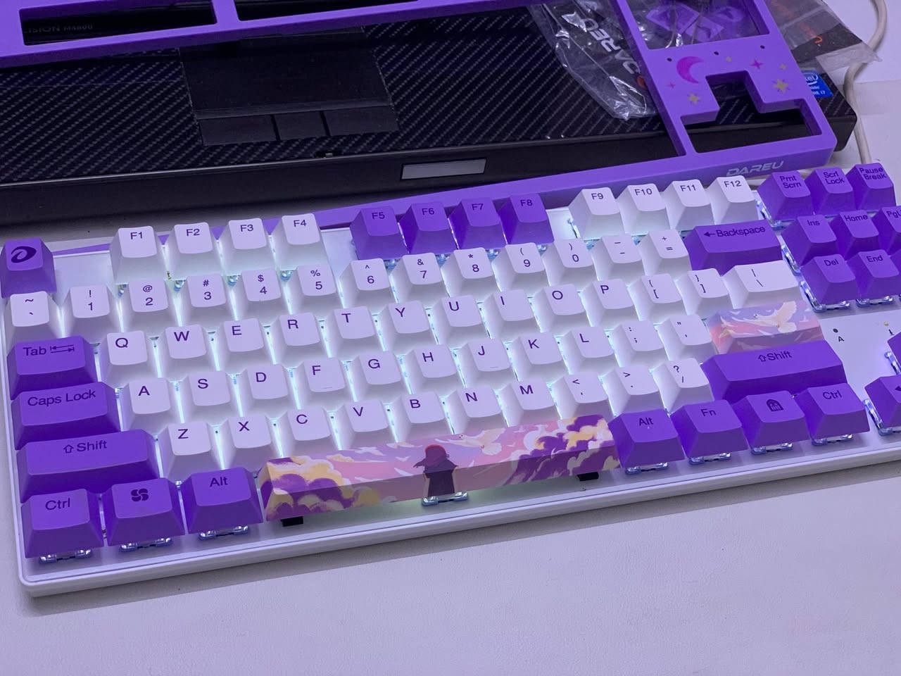 > للبيع كيبورد القيمنگ الاحترافي DAREU A87L (حجم 80%) 💜

>  *هوت سواب (Hotswap):** غير وبدل السويتشات براحتك بدون لحيم وكاوية.

>  سويتشات Dream Linear:** استجابة سريعة جداً، ضغطة ناعمة وصوت هادئ ومريح للّعب الطويل.

>  دكم PBT Dye-Sub:أنسى شي اسمه طبعة دهن أو حروف تمسح، دكم خشنة تعيش عمر.

>  كفر مغناطيسي:** الوجه البنفسجي ينشلع بثانية وحدة للتنظيف أو لتغيير الـ Style.
>  واير Type-C مفصول:حماية للواير وسهولة بالنقل.
> (الكيبورد نظيف جداً وكامل وية ملحقاته، 
مع كيبل وقالعه وكي كابس اضافي وكتلوك
السعر 50 الف توصيل متوفر بغداد  والمحافظات 5 الف
>


**إذا كنت صاحب هذا الإعلان وتريد حذفه لأي سبب، رجاءا أرسل رسالة إلى الدعم الفني**