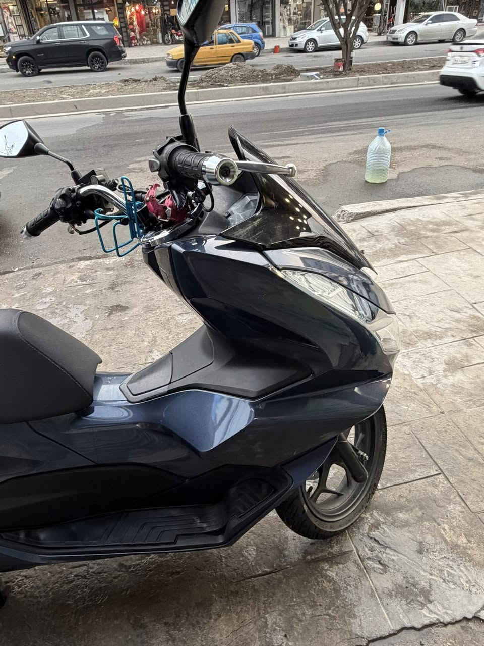 جيل رابع pcx وارد كوري دراجه قبل شهر نزلت من رمبة نزلتها ماشية 29 ولحد هسه ماشيه 29 وقابل للزيادة دراجه مكفولة مكينة وكفر نضام ابريكabs مانع تزحلق وباقي مواصفاتها معروفه  سعر ١٩ ورقة 
مكاني كرادة او شعب
***********
