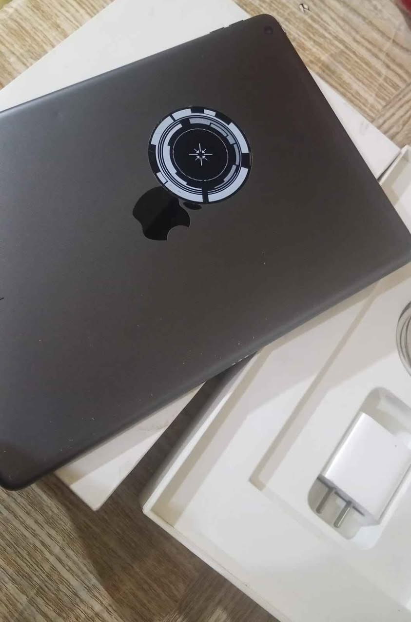 السلام عليكم
ايباد 9 
ذاكره 256 بطاريه 88 نضيف ممفتوح ابد 
فقط الدكمه متشتغل بس بصمه تفتح سعره 300 وبيه مجال قليل مكان العماره رقم *********** الي حاب يشتري هذا الرقم عمارة, ميسان
