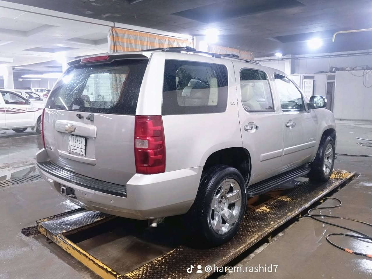 بەناوی خوای گەورە  شۆفرلێت تاهۆی  2009ی ناو زەردی خەلیجی  فول فولی ساخ ساخی کۆد دار بەناوی خۆمانەوەیە ،سێ پارچە بۆیاخی ئەوروپای هەیە،سەیارەکە قەبات مواسەفاتە ،مەکینەو گێڕی لۆک لۆکە ،تەبرید لەسەر سویچ ئیش ئەکات ،سڵاید و حاسە و سوکان ڤولیۆم و کامێرا و گێڕ ئۆتۆ و تەرح واتاعادی ،دەبڵ ئەکسڵ،ABSو کوشین جلد و هیتەر و تەبرید لەگەڵ زۆر مواسەفاتی تر  ، چوار تایەو ویلی سایزی 20ی ویل ئەستیلی کەپی باڵۆنی  لۆک لۆکی لەژێرە،چرکەی تیانیە،چرکەو سەت دۆلار ببڕە ،سەیارەکە جاهزەو بێ کێشەیە،ماڵی دۆستە ،سەیارەکە هی ماڵانە و یەک دەستە هی مەعرەز و شت نیە،یەک دەستە لەکەلارم نرخی 75 گەڵا و مەعامەلە
***********
