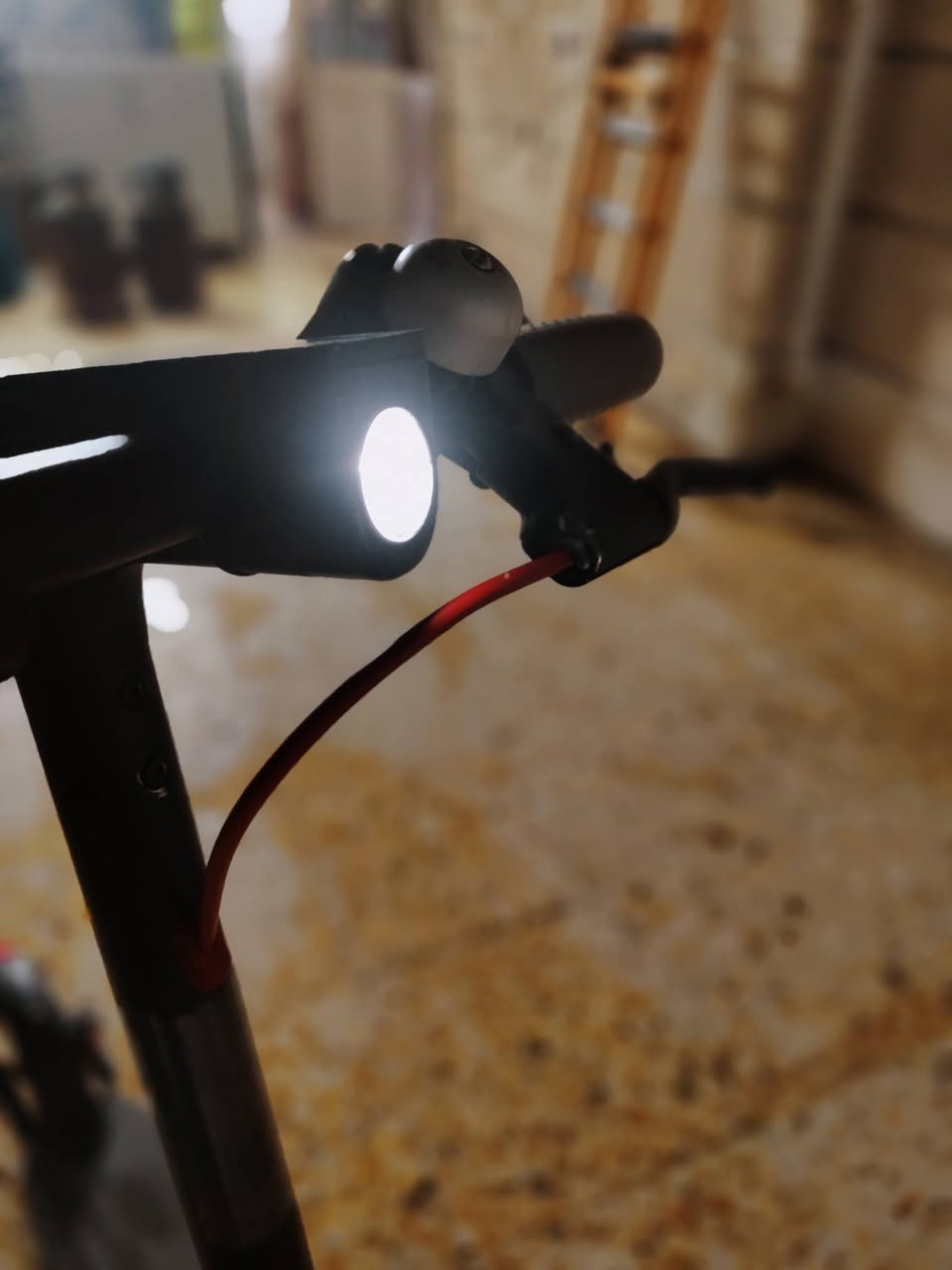 سلام عليكم سكوتر شاومي للبيع نسخة Electric سعره 200 الف
المواصفات 
شاشة LED
يربط على الهاتف في تطبيق شاومي هوم
جرص
معاه شاحنته الأصلية
لايت امامي خلفي
كسارات لون وردي هدية
بنجر تاير الخلفي
مكاني بغداد  
***********

