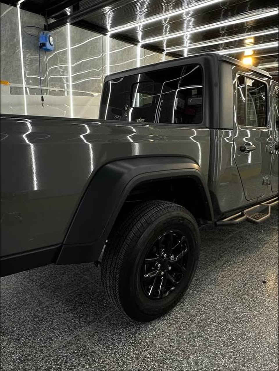 JEEP GLADIATORO
جيب جلاديتر. 🛻
لون مميز اسمنتي 
رقم وسنويه جديد
موديل  ‌‎2023
‌‎المحرك : V6.  3.6L .
‌‎العداد :25,000 km 
‌‎المواصفات :
‌‎* دفع رباعي 4x4 .
‌‎* مساحة تخزين اضافية تحت المقاعد الخلفية .
‌‎* كاميرا خلفية مع امكانية التقريب (زوم) .
‌‎* حساسات خلفية .
‌‎* نظام (Auto Break System) مانع تصادم خلفي .
‌‎* مرايا مع خاصية التعتيم الذاتي  .
‌‎* تشغيل عن بعد .
‌‎* دخول ذكي (بصمة) .
‌‎* سقف 3 قطع قابلة للازالة .
‌‎* ابواب قابلة للازالة .
‌‎* زجاج امامي قابل للطي .
‌‎* غطاء للصندوق الخلفي قابل للطي .
‌‎* عزل كامل للصندوق والباب الخلفي مقاوم للخدوش .
‌‎* إضاءة داخل الصندوق الخلفي . 
‌‎* ماخذ للتيار الكهربائي .
‌‎* منظومة كاملة للقطر (السحب) . 
الاوتوماتيكي للتوفير في صرف الوقود .
‌‎* محدد سرعة . 
‌‎* تلفون بلوتوث Carplay
*حادث موضح بل صورة فقط الدوسة صبغ على كد الضرر وتبديل بيبان نفس اللون 
💵💵السعر مناسب جداً عل خاص💵💵
العنوان 📍بغداد
او اي استفسار الاتصال
 ***********☎️
