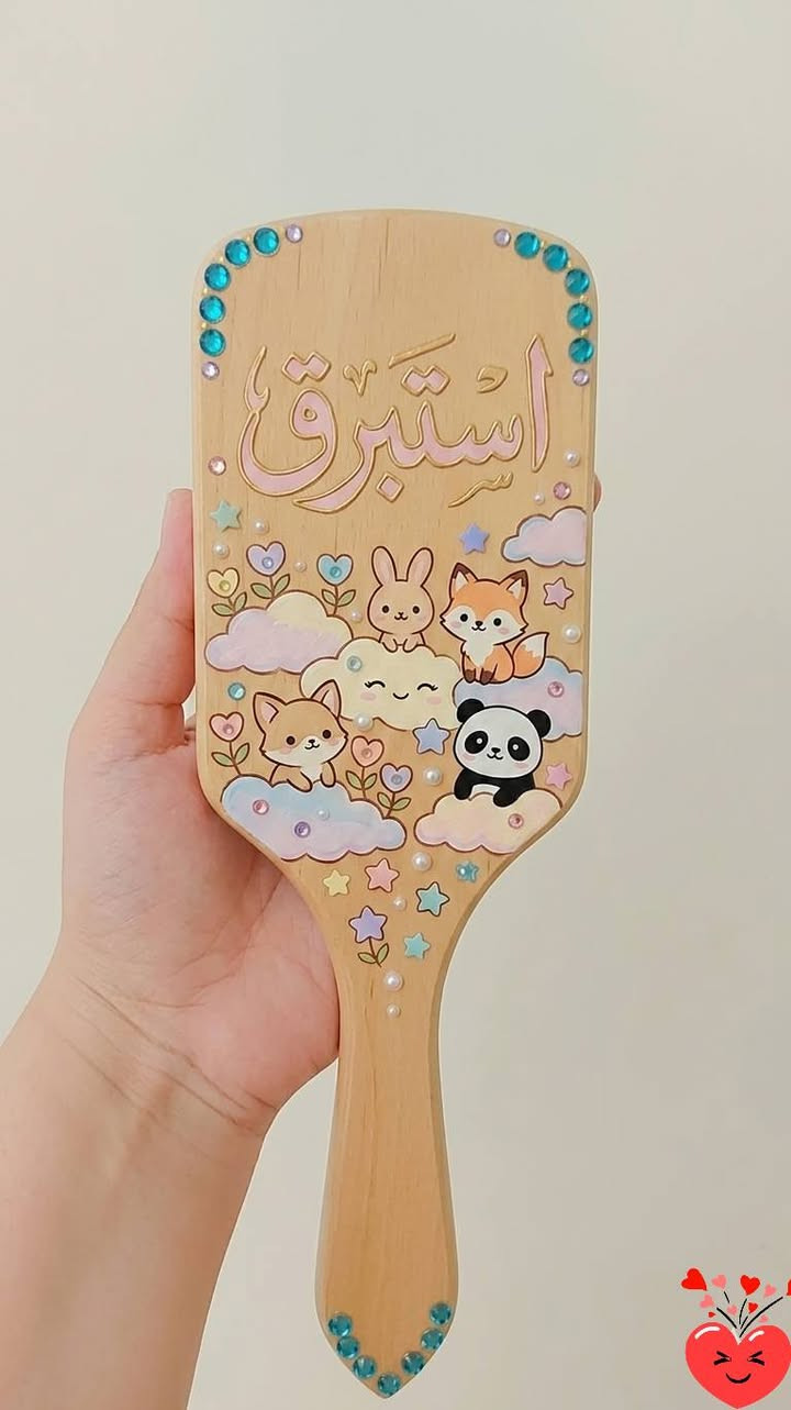 تفاصيل صغيرة… لكنها تبقى في الذاكرة دائمًا 🤍

فرش خشبية بتصاميم ناعمة وأسماء مخصصة
لنصنع قطعة بسيطة تحمل معنى جميل 🌸

مناسبة للأطفال والهدايا اللطيفة
مع إمكانية إضافة الأسماء والرسومات حسب الطلب 
للاستفسار خاص او واتساب***********
