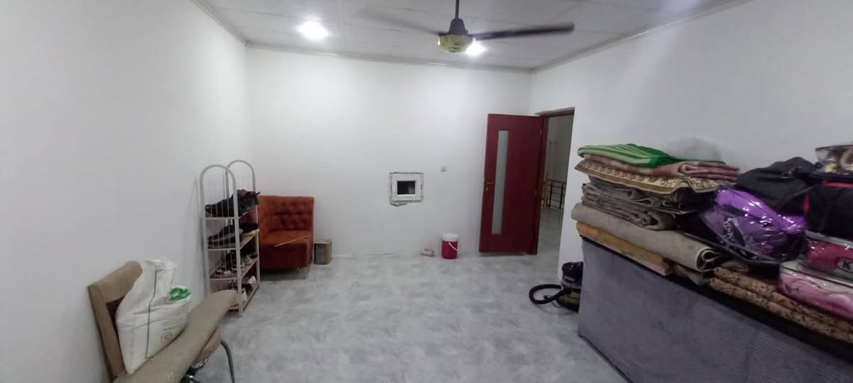 السلام عليكم 
للبيع بيت في بلور منطقة الحرس خلف جامع بلور 
المساحة ١٧٠ متر واجهة ٨.٥ والنزال ٢٠ نظافة البيت موضحة بالصور 
السعر ١٥٥ مليون وقابل للتفاوض للاستفسار الاتصال على الرقم 
***********
