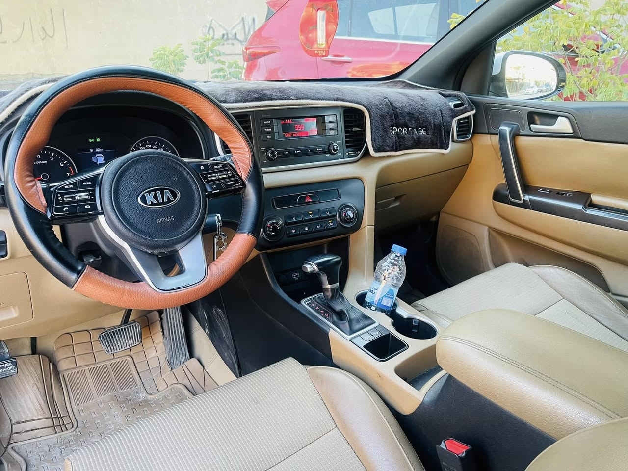 السلام عليكم 
—————————-
سبورتج 2019 خليجي 
رقم بغداد بسمي 
———————————————
مواصفات عادية 
سياره جديده ماشية ٧٥ الف كم مكينه كير وصدر بوضع الشركة 
بية بارد بسيط بالباب الخلفي + تكحيل 
————————————————————————-
السعر :- 185 بية مجال جدا بسيط 
مكانه :- بغداد 
***********
