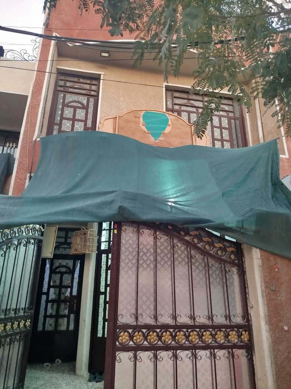 سلام عليكم .
دار للبيع زراعي مساحة ١٠٠م الواجهة ٥ النزال ٢٠ طابق ونص كامل من كل النواحي بناء حديث درجة اولى يحتوي على غرفتين نوم واستقبال وصالة و٣ حمامات وسطحين . 
العنوان الشعب السريدات الجديدة بداية المربع الثاني قرب ماركت الشام. هـ ***********
