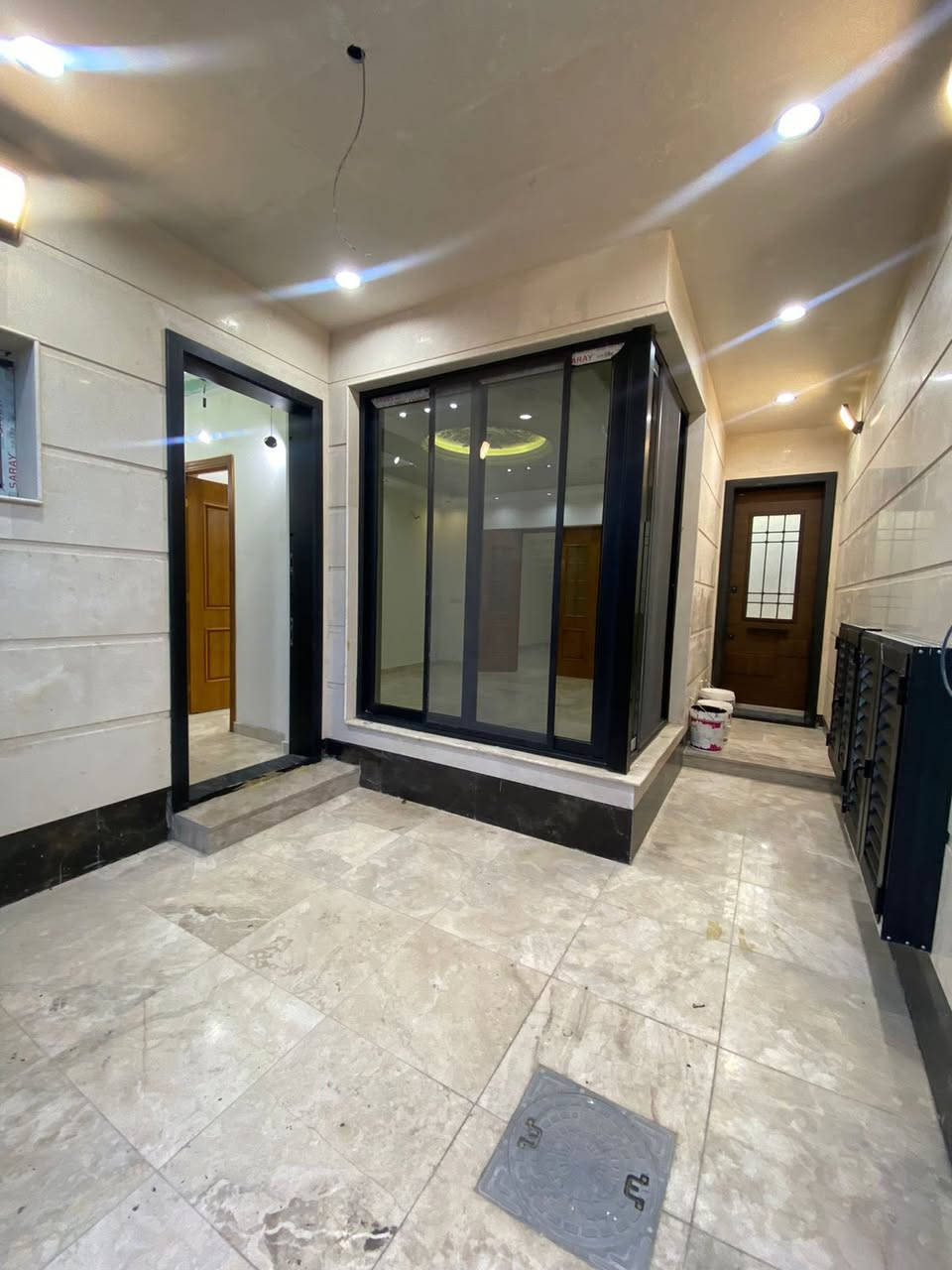 🔱لـــلـــبــيــع في الــسـيـديـة 🔱
📍موقع السيدية الظباط خاف جامع الاقصى 

🏠مساحة 130 متر واجهه 6،5 نزال 20 

شارع 15 رصيف 2 متر 

جديد ممسكون بناء سنه 2025 

يتكون من مدخلين 

مطبخ صاله +خدمات الى الصاله جلسه وغرفه نوم سويت

الطابق الثاني ثلاثه نوم خدمات عدد ثلاثه 

الطابق الثالث غرفه نوم صاله مطبخ خدمات عدد 2 

واجهه مـرمـر 

ارضيه مرمر 

باب داخل تفصال 

باب قاصه 

سبالت دفن 

كامرات دفن 

خزان ماء عدد 3 

سخانات عدد 3 

🔴 نكفيك عناء البحث ✔️ لتمتلك عقارك

عندك بيت 🏠 وحاير شلون تبيعه نحن نجيبلك المشتري وبسعر الذي يناسبك

عندك بناء 🏗️ وما عندك وقت تبني نحن نبني لك بأسعار تنافسيه وبكوادر هندسيه مع توثيق مراحل العمل بالتصوير حتى تكون مطمئن

عندك عقار تريد تستثمرة ومتعرف شلون ❗️

تكدر كلشي تسوي تبيع وتشتري وتستثمر وأنت مطمئن 💯

‏‎💰 التعامل والتفاوض مباشر مع صاحب العقار 

للاستفسار /

مكتب رافدين الخير للوساطة العقارية 

السيدية _شارع العلوة_مجاور مطعم سماش

هـ/***********
