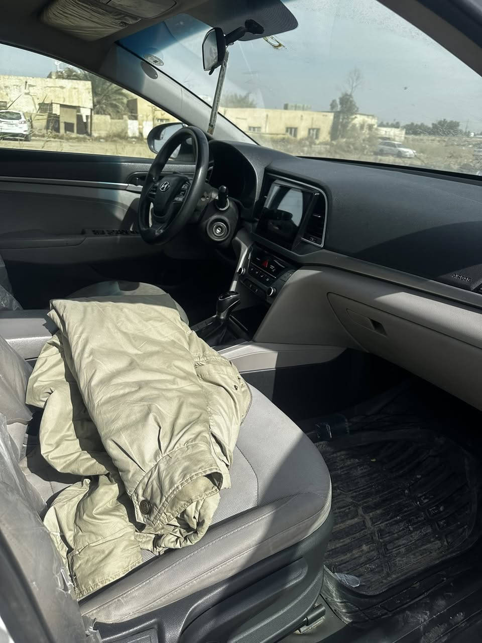 سلام عليكم النترا موديل 2017 رقم شمالي جديد لون ابيض 3 قطع صبغ ماشيه 185 الف مكان السياره بابل الحصوه 
للتواصل.   ***********
