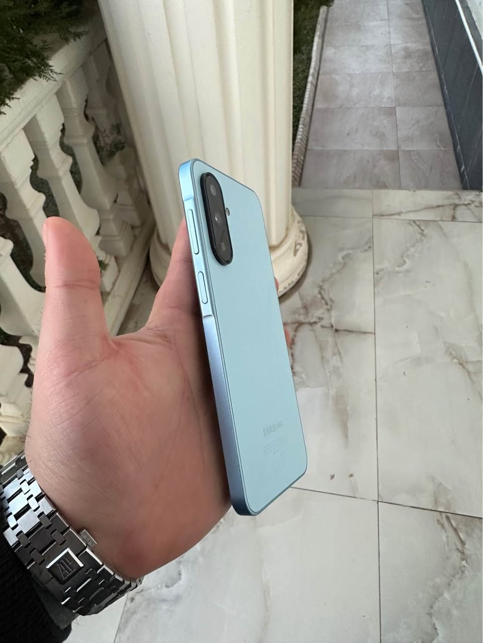 سامسۆنگA17 ، زۆر خاوێن و بێ کێشە (100/100). ڕام 6 گێگا و میمۆری 128 گێگایە. شةريكةي جيبالة مۆبایلەکە زۆر کەم بەکارهاتووە و کامل ئەشیای خۆی لەگەلە، نرخ 220,000 دينار
***********

سامسونج A17، نظيف جداً وبحالة ممتازة (100/100).الرام 6 جيجابايت والذاكرة 128 جيجابايت. ضمان شركة جيبال، الموبايل مستخدم لفترة وجيزة جداً ومع كامل ملحقاته الأصلية. السعر: 220,000 دينار.

*********** أربيل, العراق
