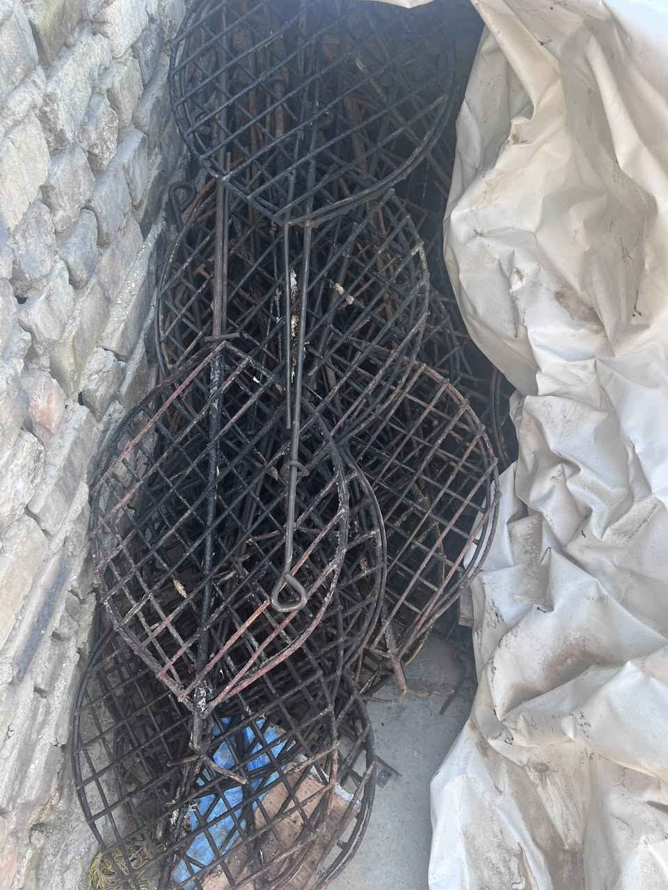 من رخصة الادمن غراض محل شوي سمك مناقل ثنين وشوايات عدد 30 تسكام وغطاسات عدد 4 وسنك وميازين واحد الكتروني واحد ساعة ورولة لف سمك المكان شهداء العبيدي ***********
