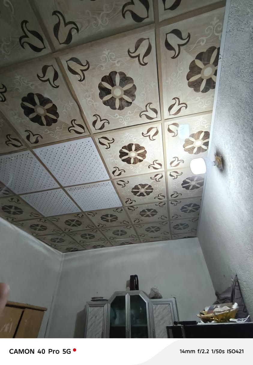 السلام عليكم بيت زراعي مساحته 120 سديناوية خلف مدرسه صفي الدين ركن علا شارعين يتكون من غرفه ومطبخ وصاله وصحيات و.دوانيه  منور وطارمه دوانيه ما معكوده وشيلمانه موجود  ***********
