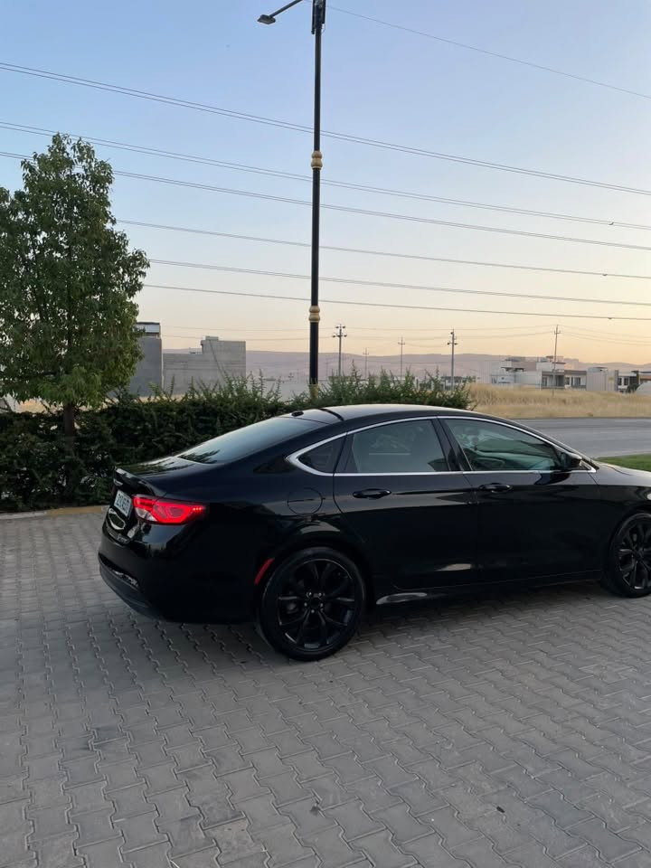 ‎ المواصفات والداخلية:Chrysler c200 2015 2.4L
ويل كب حجم 19 S.
‎    شاشة كبيرة + كاميرا خلفية دوارة (تتحرك مع حركةالاستيرن).
    
أضواء LED نهارية + بروجكترات (كشافات ضباب).
    
كراسي كهرباء + تدفئة كراسي.
    
تدفئة ستيرن (سكان هيتر).
    
تبريد دبل زون (تحكم منفصل للسائق والراكب) + فتحات تكييف خلفية.
    
محدد سرعة (كروز كونترول).
    
تشغيل بصمة.
    
شخالات بلاد.

المحرك والـكير:
    كير 9 نمر (9 سرعات) دبل كير.
    المسافة المقطوعة: 133 ألف ميل.
    الكير والمحرك والكهربائيات مكفولين وبشرط الفحص.
الأوراق والتحويل:
    
السنوية جديدة، والسيارة باسمي وجاهزة للتحويل مباشرة (بدون أي غرامات).
البودي والصبغ:
    
صبغ جاملغين أمامي فقط.
    دواخل سليمة بالكامل (بدون أي ضربة داخلية).
    الإيرباج سليم (ما طاق) وبشرط الفحص.
السعر:

لمعرفة السعر والاستفسار، يرجى مراسلتنا على الواتساب:
[***********]
