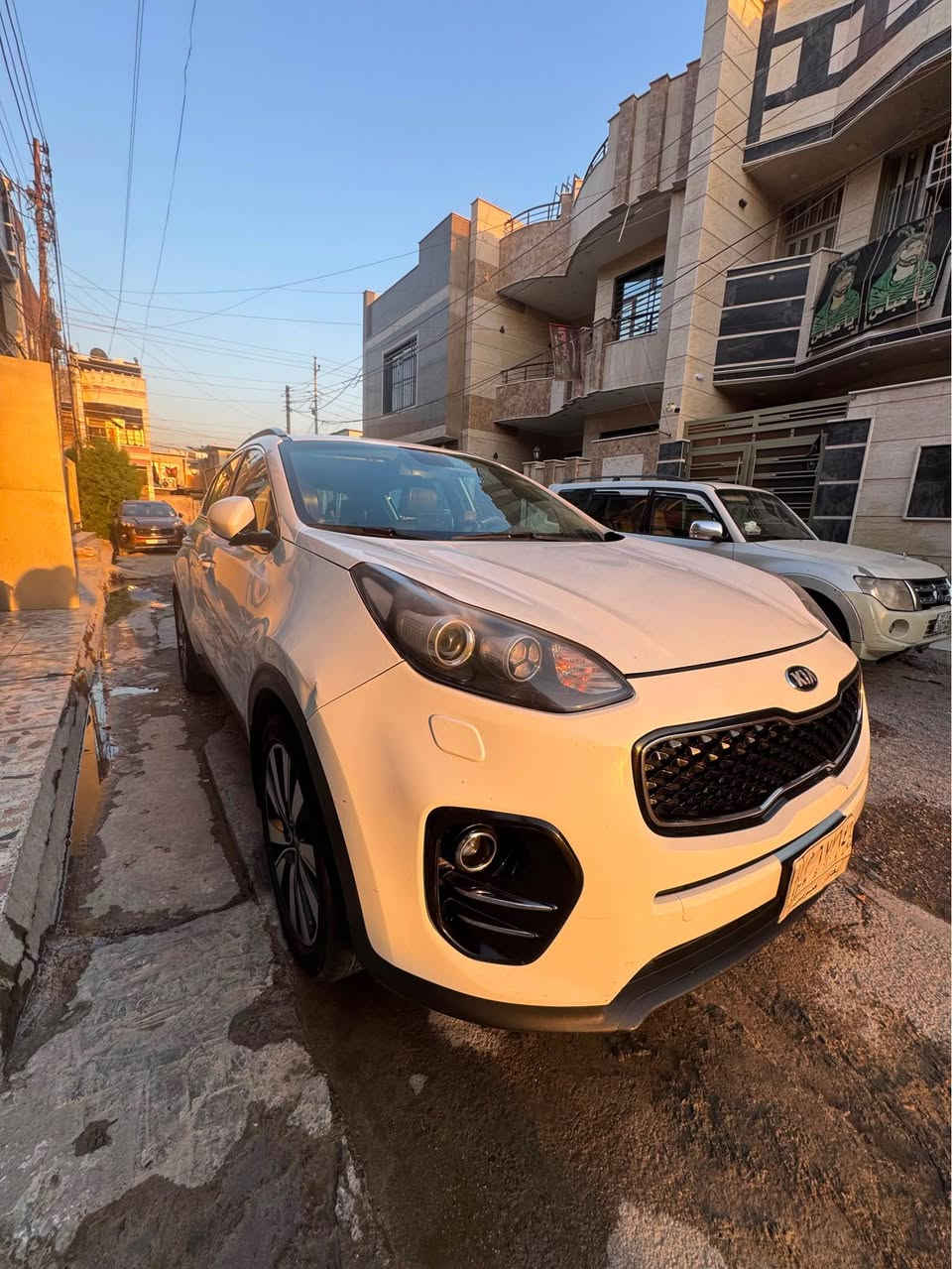 سبورتج خليجي موديل 2017 
مكينة وكير كفالة من الوكاله الهسة ماملعوب بيهن 
ماشيه 180 الف
الكشر كفالة من الصبغ والمعجون عدى البارد بيها طخه بسيطة بل جاملغ الامامي عكس السايق 
والصندوك بي بارد نص شبر جوه الجامة 
وطخه على كد شبر بل باب الخلفي مصلحة بارد بدون اي "صبغغ " السيارة تبريد قطعتين خير من الله ثلج بيها شاشة اندرويد وموجود المسجل مالها البلادي فول تحكم ستيرن شاشة اعطال كروس سرعة ثلث انظمة قيادة ايكو نورمال سبورت مري شفط كشنات جلد كامرة خلفية 
السعر 170 $ وبي مجال
موجود واتساب واتصال ( *********** ) بغداد, العراق
