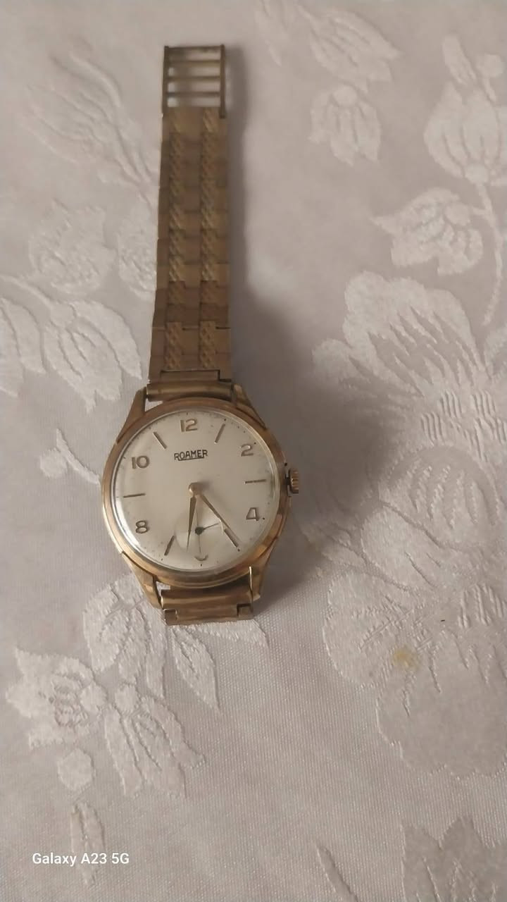 📢 للبيع: ساعة Roamer سويسرية كلاسيكية نادرة (Vintage) ⌚✨
​لعشاق الفخامة القديمة وهواة جمع الساعات النادرة، معروض للبيع ساعة يد رجالية من الماركة السويسرية العريقة Roamer، تعود لفترة الخمسينيات/الستينيات.
​🌟 مواصفات الساعة:
​الصناعة: سويسرية أصلية (Swiss Made).
​الحركة: ميكانيكية تعبئة يدوية (Manual Winding) تعمل بكفاءة.
​التصميم: هيكل وسوار مطلي بالذهب بتصميم كلاسيكي راقٍ، مع قرص ثوانٍ فرعي مستقل (Sub-second) عند الرقم 6.
​الحالة: الساعة تحافظ على أصالتها ومظهرها العتيق المميز (Patina الطبيعي)، مما يمنحها قيمة تاريخية إضافية.
​📍 الموقع والاتصال:
​الموقع: برشيد، المغرب
​للتواصل والاستفسار (واتساب أو اتصال مباشر): 2001-452 606 212+


**إذا كنت صاحب هذا الإعلان وتريد حذفه لأي سبب، رجاءا أرسل رسالة إلى الدعم الفني**