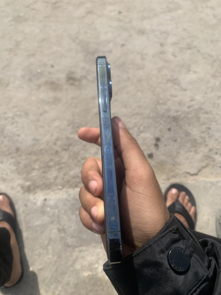 سلام عليكم ايفون 12برو ماكس مبدل بطارية 🔋 بس بطارية اصلية وضهر مفطور وكامرة الخلفية طافية ما تشتغل بس لامامية طيني سعرك ذا يعجبي ***********
