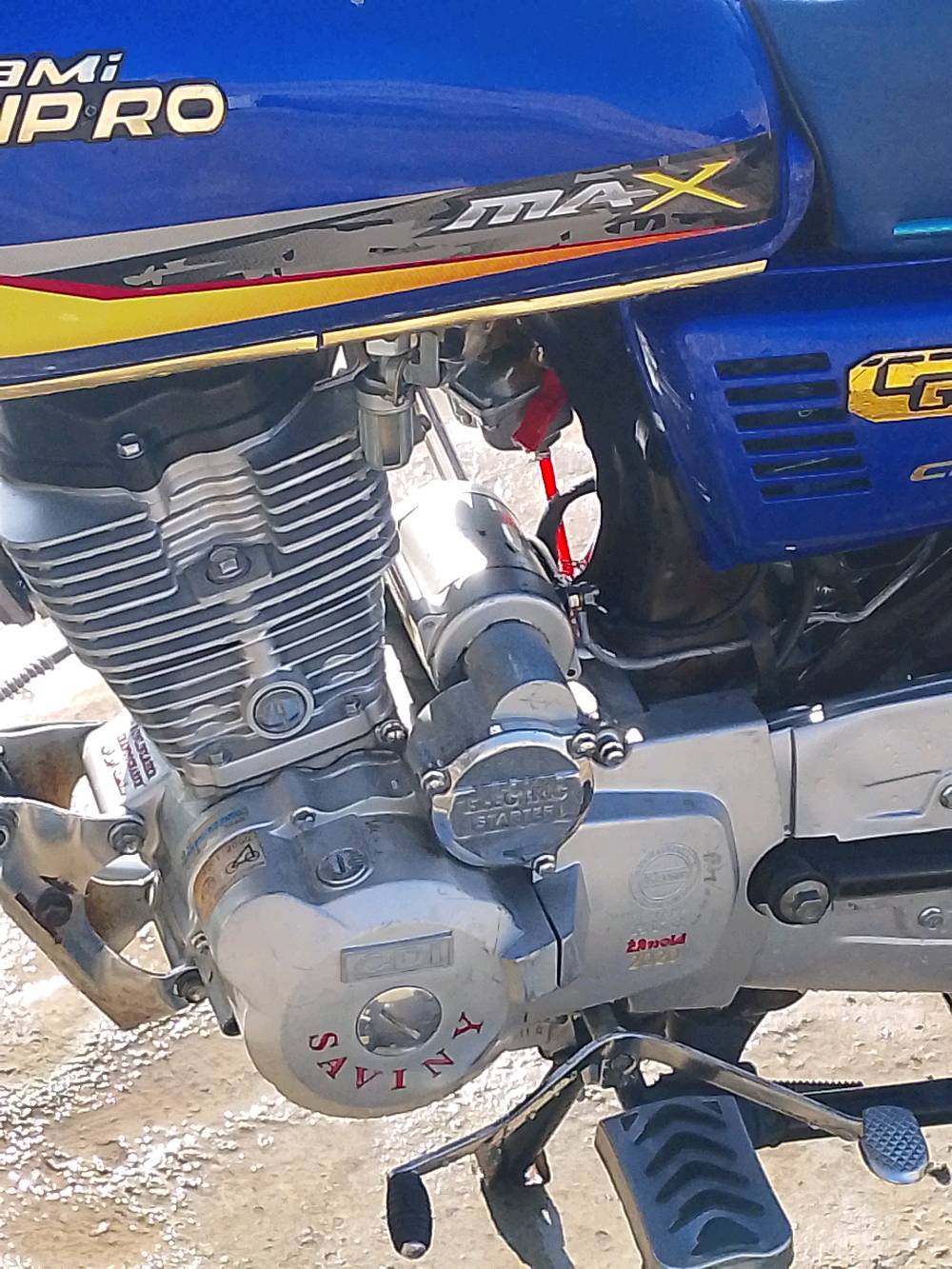 دراجة نارية CG150 موديل 2020 بحالة جيدة جدًا. لونها أزرق مع تفاصيل جمالية باللون الأصفر. تحتوي على نظام تشغيل كهربائي وموتور قوي يوفر أداء ممتاز. التصميم مريح مع مقعد مناسب للرحلات الطويلة. تم صيانتها بانتظام ولا تحتاج إلى أي تصليحات حالية.