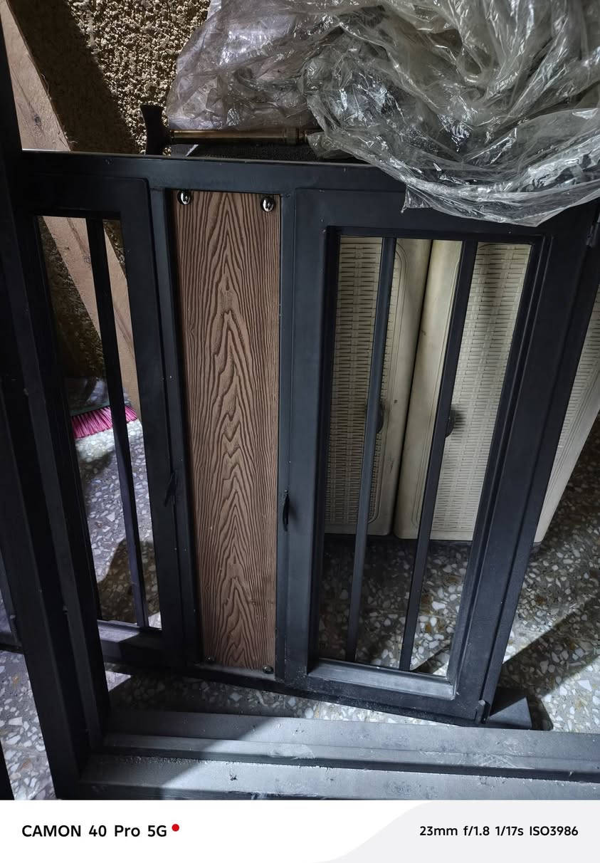 السلام عليكم عندي باب اثنين الطول 230والعرض 110 معا الشباك متر السعر  1450بي مجال رقمي***********
