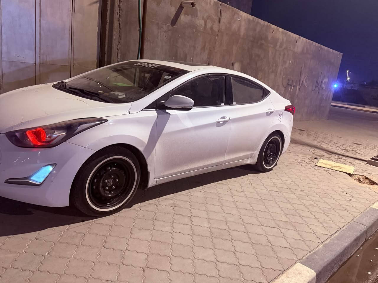 السلام عليكم النترا 2014 شكل 2015 خليجي 
السيارة ماشيه 200 الف حقيقي كير مكينه خير من الله 
حجم المحرك 1800 
فتحة سقف نظام ايكو 
السيارة بيها الهلال مال الجاملغ الخلفي بي ضربة عابر شوي على الباب  تقريبا شبر 
وبيها الجاملغات الاماميه طرف الخشم بيها صبغ بسبب التكشير بدون معجون والبنيد بي جزء صبغ كذلك من التكشير 
 ملاحظة السيارة صار بيها خياس بجاملغ الامامي واخلفي وبيها دوسة بيها طخة وقبق الجنطة بي صبغ قليل بسبب التكشير السعر 120 وبيها مجال  
رقمي انكليزي بسمي بصرة تحويل ثاني يوم  
رقم الهاتف : *********** بلاد رز, ديالى
