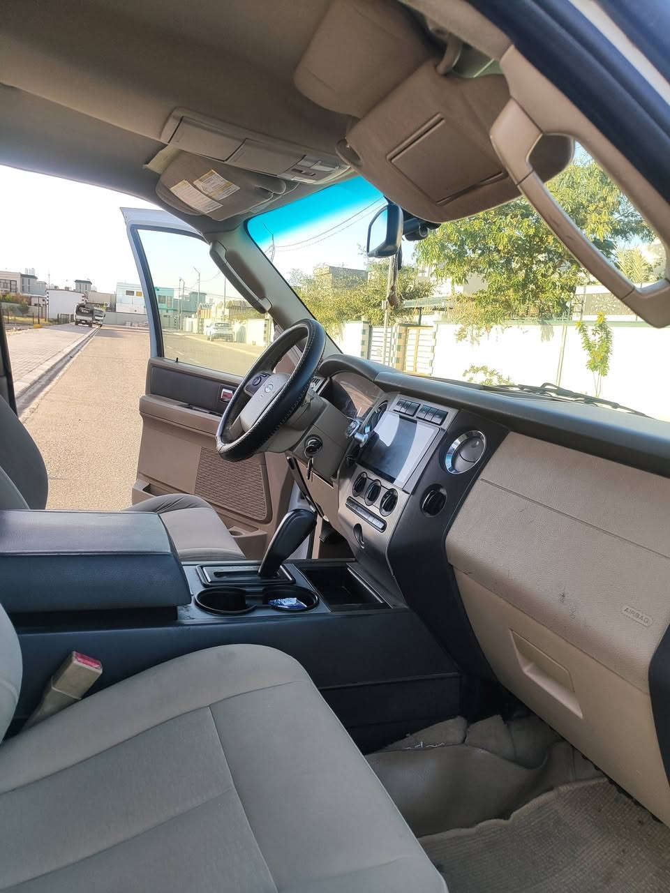 السلام عليكم
فورد اكسبيدشن موديل 11 وارد خليجي نيفا 
السيارة نظيفة جداً (ليرة)
ومكفولة ماعدا الدحجات الي بالچاملغ والي بباب الورة مثل مواضحة بالصورة
تحتوي على منظومة غاز
شاشة
سيستم كاميرات
مري كهرباء
تحكم ستيرن
كشن السائق كهرباء 
والخ من مواصفات الفورد المعروفة
السيارة رقم وطني بإسمي تحويل مباشر بدون تأخير
السعر (145) 
للتواصل
***********
