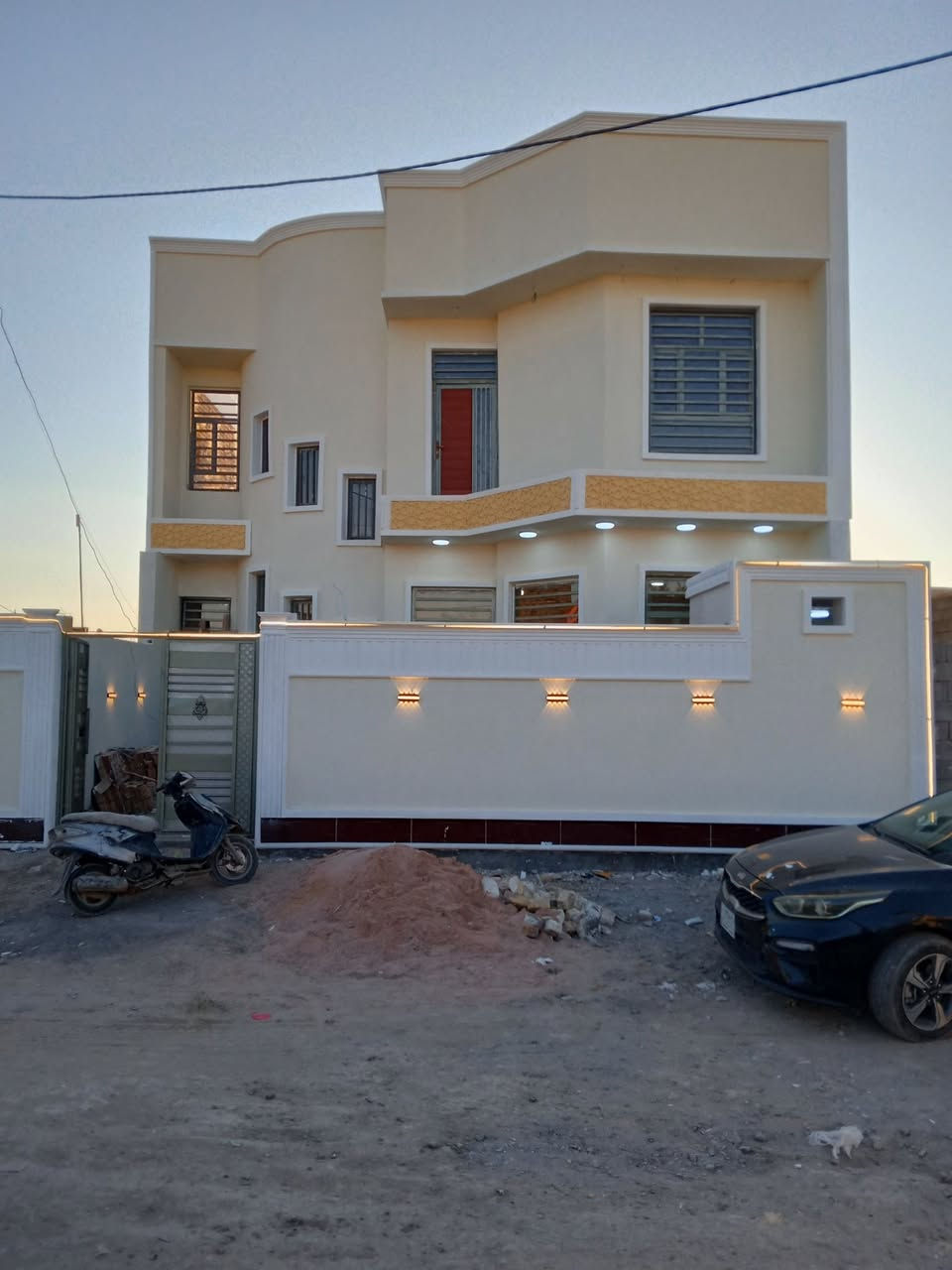 بيت للبيع زراعي مساحه 200متر بناء طابوق درجه أولا طابقين يتكون غرفه نوم اربعه 4 صالتين ومطبخ واستقبال وطارمه وصحيات داخليه وخارجيه المنطقه مخدومه كهرباء مجاري ماء السعر 125 علما مشمول بطابو بي وصل تمليك الناصريه لاسكان الصناعي دور سيد حمزه للستفسار ***********
