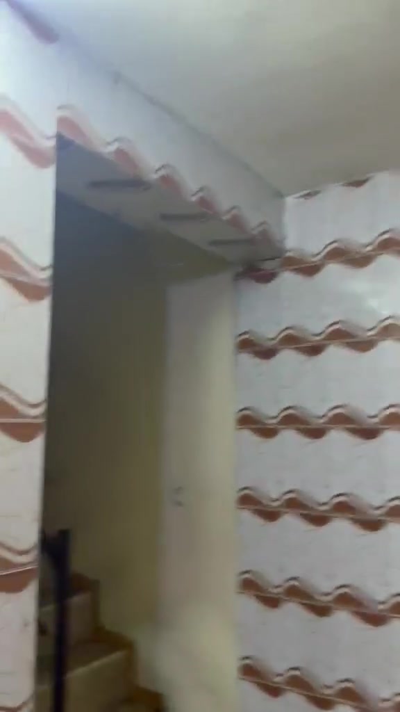 السلام عليكم يوجد لدينا بيت يجار يحتوي على قرفتين نوم مطبخ وسأل وخدمات الموقع حي الجهاد لامانه للاستفسار عن طريق لرقم لهاتف بس واساب  ***********
