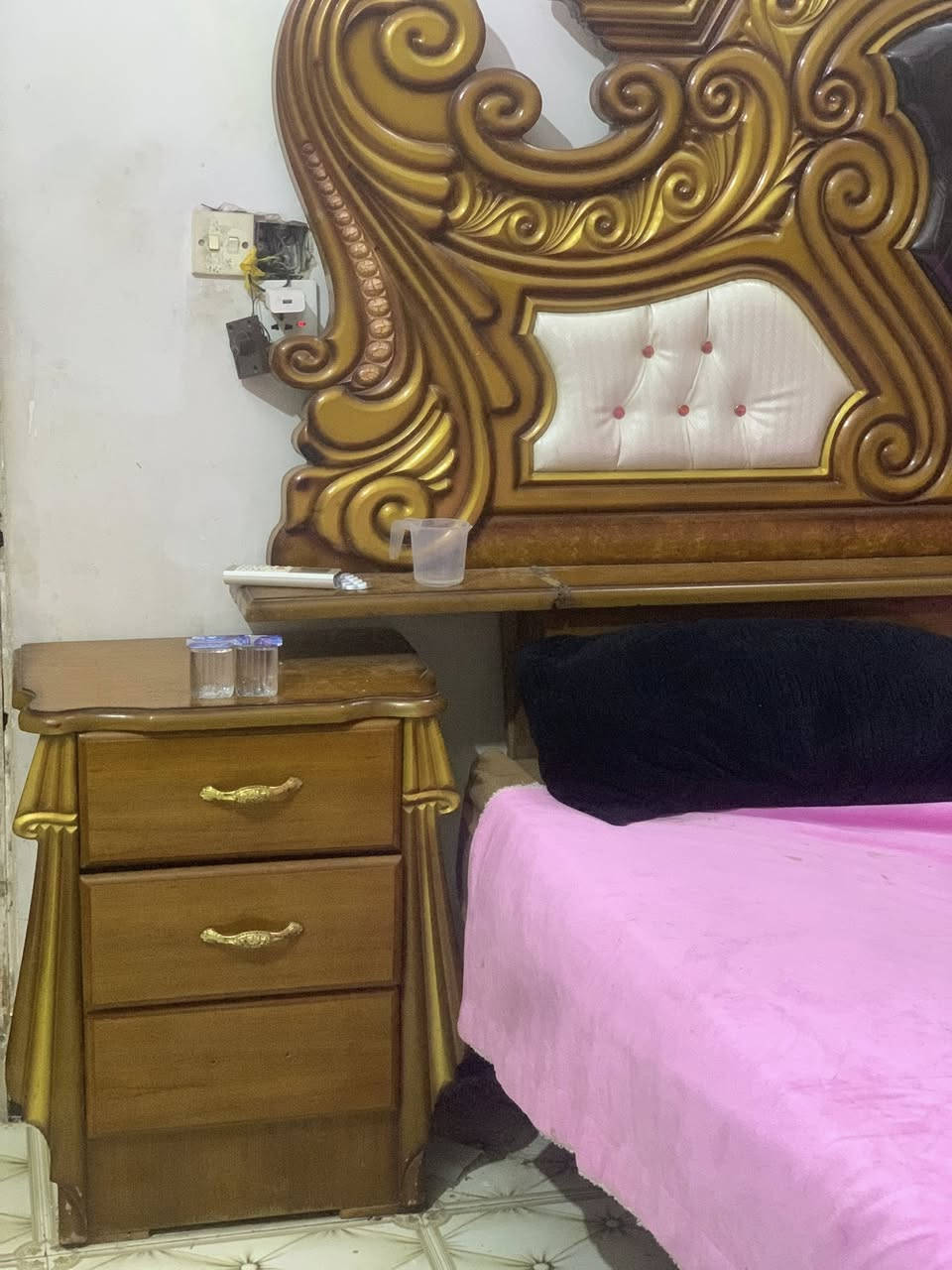 غرفة اخشاب ٦ ابواب ملحق نظيفة ومرتبه للبيع *********** بغداد حي اور
