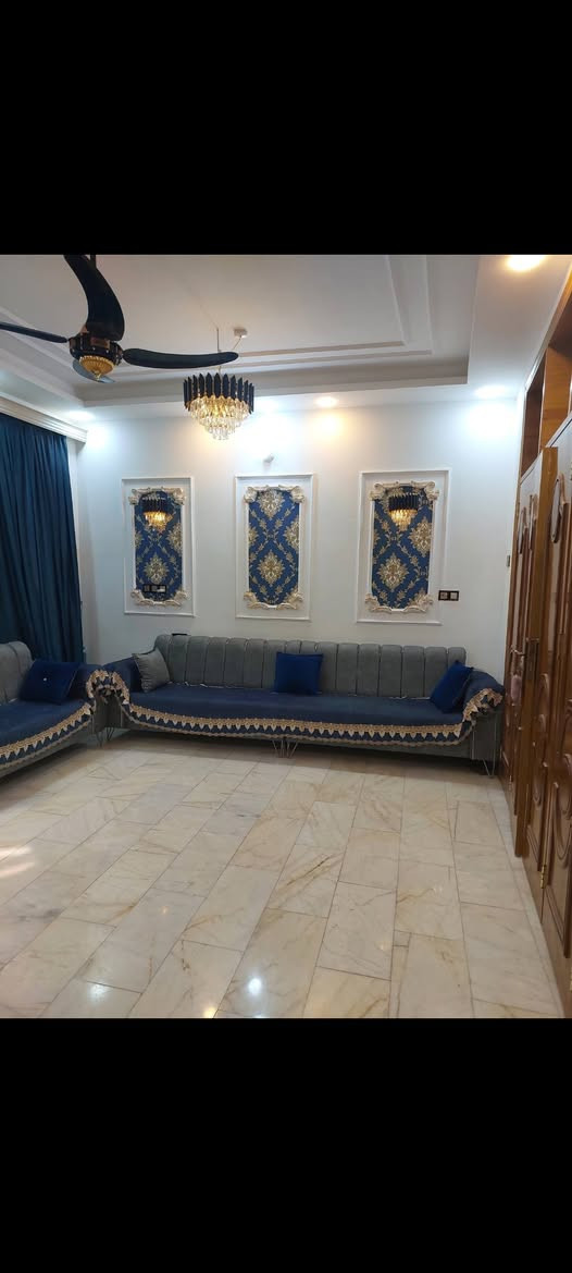 السلام عليكم بيت طابو صرف للبيع رابع بيت عن الشارع العام على طريق الزوار بناء حديث كل طابوك جمهوري نهايه ٢٠٢٣ بنائه البيت البيت بسمي مداور ثاني يوم مساحه البيت بسند 180متر واقع حال 200 م البيت مكون من غرفتين ومناور ثنين صاله ستقبال مطبخ مجمع صحيات حديقه كراج سياره مكانه حي السلام ملبيج غير متواجد ع الفيس للإستفسار اكثر اتصال ع الرقم ***********
