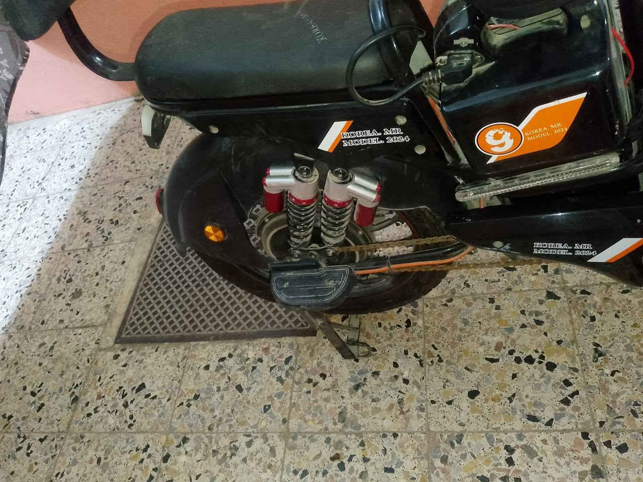 سلام عليكم شباب دراجة شحن للبيع نظيفة يحتاجلهة فقط بطاريات اما باقي الدراجة مابيهة خلل نظيفة شوفت عينك السعر 250وبيهة مجال الرقم ***********
