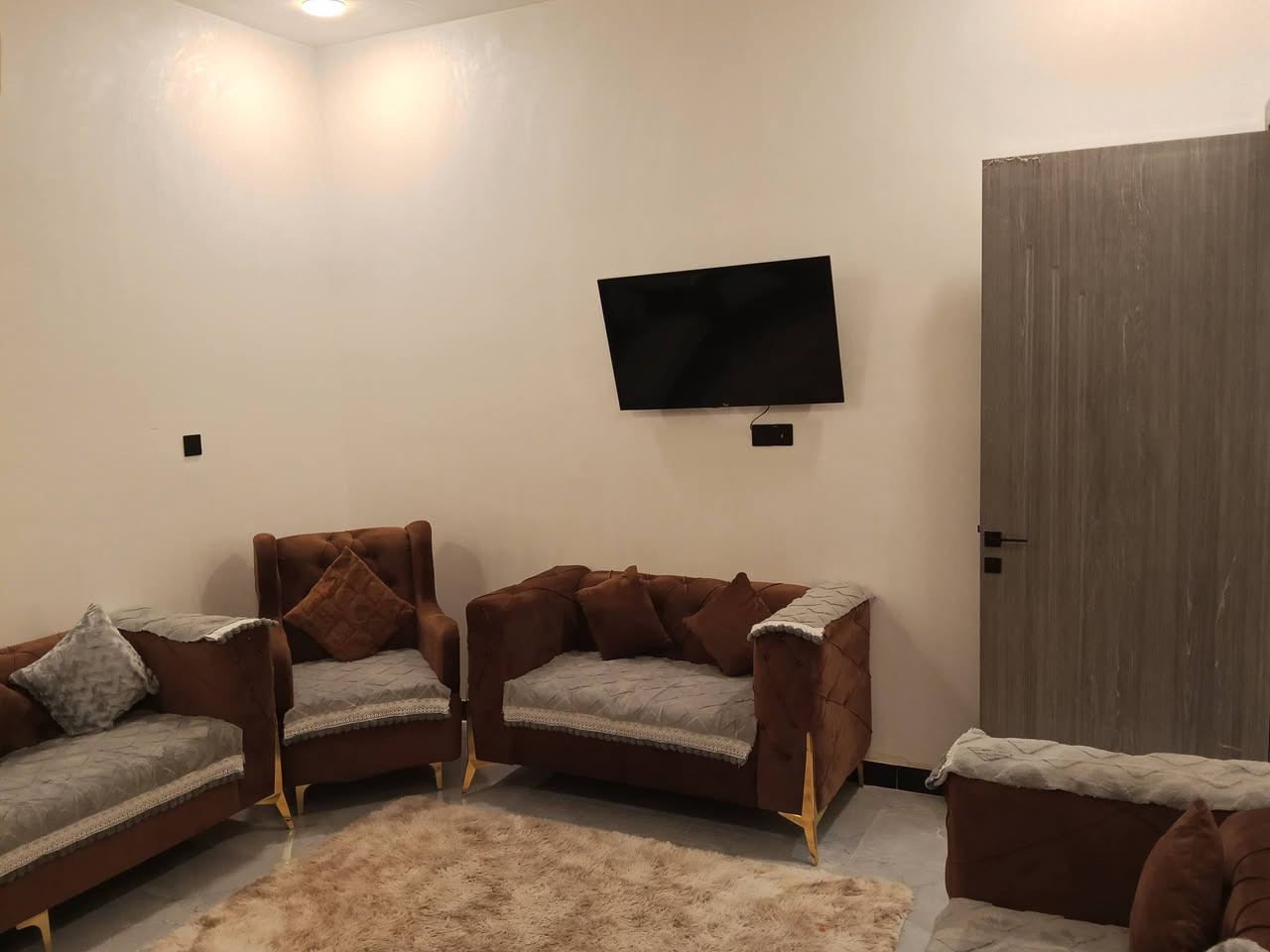 سلام عليكم بيت 75 متر زراعي سند 25 بضهر الغربي يم محطة الغسل القديمة طابق واحد كامل فول بناء حديث غرفة واستقبال ومطبخ مفتوح وصحيات الاتصال الستفسار ع رقم *********** وتساب موجود
