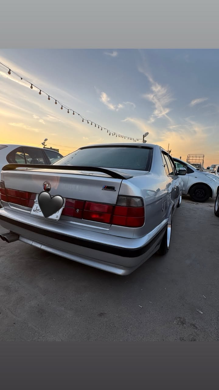 سلاو هاوریان ئه‌م بیئمه‌ بۆفرۆشتن مۆدێل ٩٠ مه‌كینه‌ 25سه‌یاره‌كه‌ فوله‌ به‌س سلایت نییه‌ گێر وو مه‌كینه‌و ته‌قه‌و ڕه‌قه‌ی به‌شه‌رت دارو به‌ردی سه‌یاركه‌ی به‌شرت به‌س ماشالله‌ی ده‌وی له‌سه‌ر ساخه‌ی سبوخ كرایته‌وه‌ ماشلله‌ی ده‌وی سبوخه‌كه‌ به‌س جه‌مپه‌كی خه‌فیفی پشته‌وه‌ی هه‌یتی  گێر ۆتۆماتیك له‌بۆ سه‌عریشی ته‌له‌فۆن بۆ ئه‌وو ڕه‌قه‌مه‌ بكه‌ن ***********
