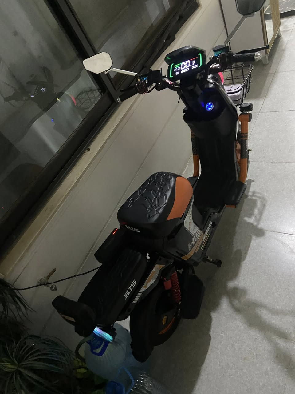 سلام عليكم دراجة شحن للبيع  زيرو صفر شخط واحد مابي مواصفات بطارية ليثيوم خمس بطاريات سرعة 120  بلتوث  نشرات  سعر 580 وبي مجال للطيبين. عنوان كركوك روناكي رقم ***********
