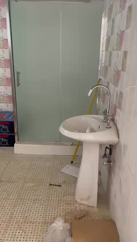 السلام عليكم بيت للبيع في حي الأمين الثانيه خلف حلويات قصر الشام مساحته ٢٠٠ متر واجه ١٠ نزال ٢٠  
بناء كامل حديث درجه اولى...📍📍 
يتكون البيت من 
(غرفتين نوم ومطبخ ومجمع صحيات مناور ثنين وكندور وصاله ,)
بناء حديث قبل سنتين 2024 درجه اولى 
مكانه جدا حلو وراقي خلف مركز سيف سعد مباشره البيت موقعه جيد جدا والمنطقة كُله بيوت حديثه ومرتبه ...
البيت شارعه الرئيسي 15 متر والفرعي 8 متر جدا مرتب ونظيف.....
البيت طابو زراعي سند 25صرف بسم شخص واحد تحويل مباشره بعد البيع .....
للاستفسار اكثر المراسله على الخاص وشكراً 
او الاتصال على الرقم ⬇️⬇️⬇️
***********.......
