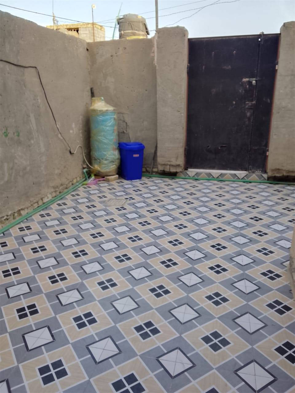 بيت للبيع بحي العدس بفرع الحسينيه
2غرف صاله ديوانيه مطبخ مخزن السعر 28 
***********
