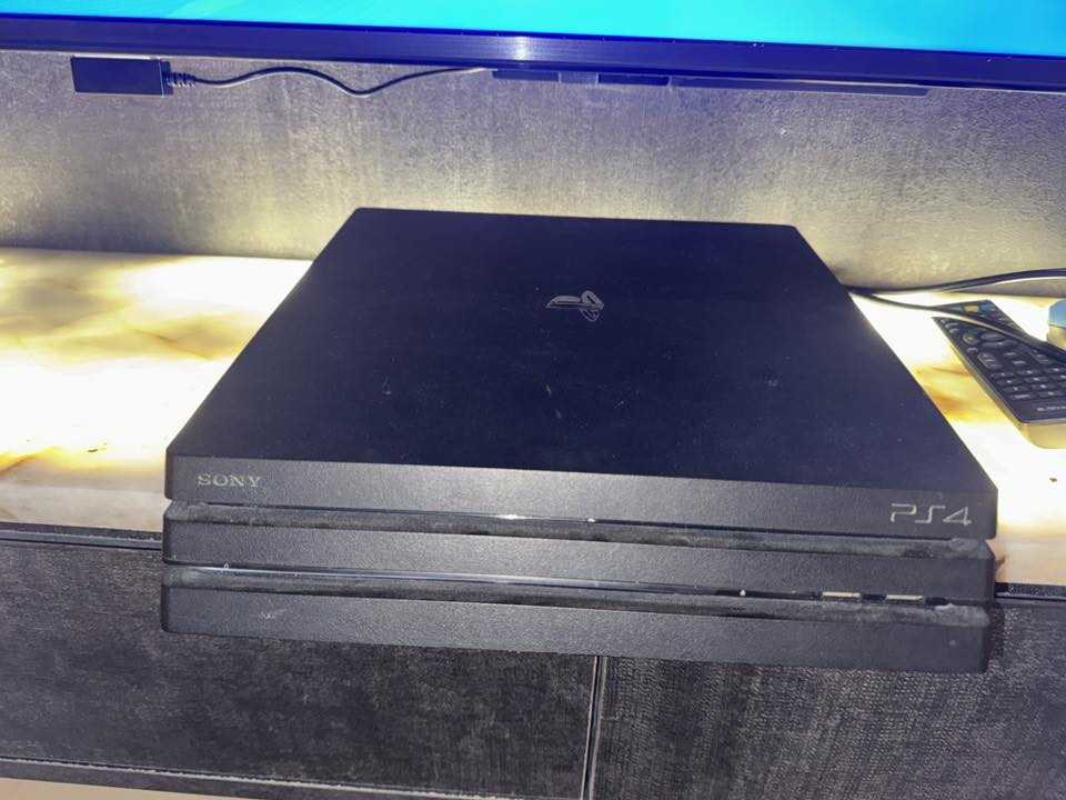 بلايستيشن 4 برو اونلاين ذاكرة 1 تيرا لوك ستيكر مامفتوح كامل ملحقات جوستكين واحد اصلي واحد تجاري + قرص GTA  (جوستك الاصلي R1 دايسة متشتغل تصليحها بسيط )
السعر 300 الف بيه مجال  عنوان بغداد
وتساب ***********
