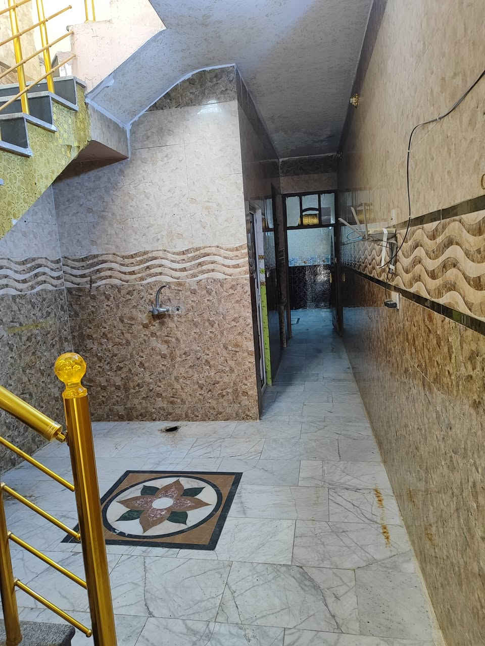 سلام عليكم بيت للايجار في حي اور  قرب مدرسة الإستقامة طابق ارضي متكون من استقبال+ غرفة نوم + خدمات كما موضح بصور للاستفسار خاص او على رقم ***********
