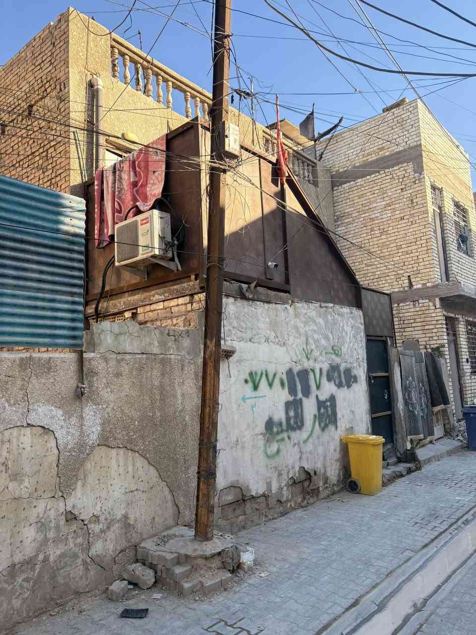 السلام عليكم
دار للبيع مساحه 120
نزال 15 
واجها 8
محلة 719
زقاق 49
دار31
الدار يقع في بغداد الجديدة خلف الفوج 
التواصل/***********
