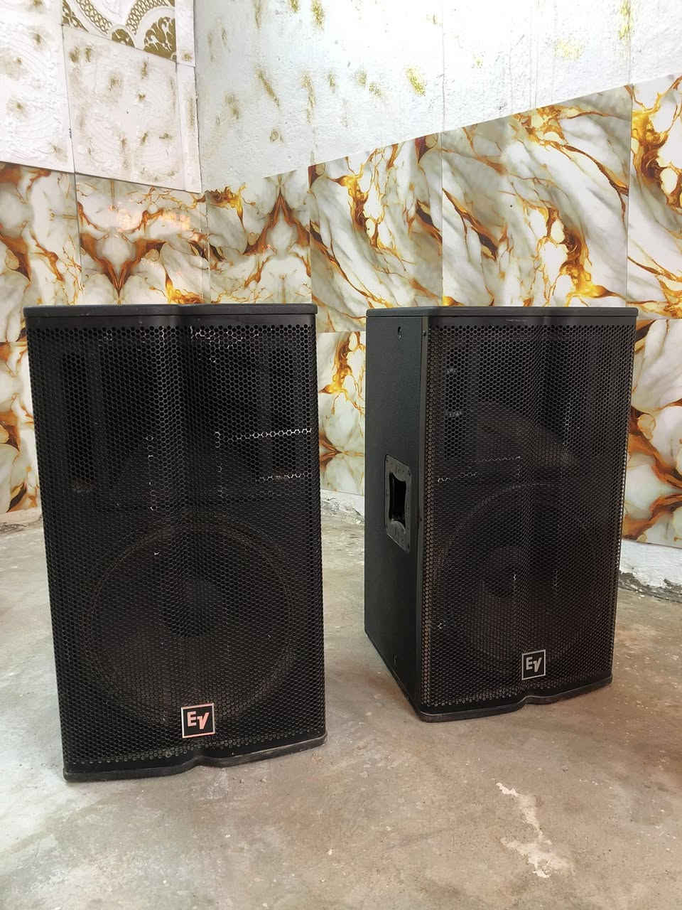 ‏سلام عليكم سماعات زوج ايفي اصلي للبيع
وزوج دبليو 17للبيع 
المكان ميسان العماره 
السعر الايفي 8ورقات  
وسعر الدبليو 17 ب400
رقم الهاتف ***********
