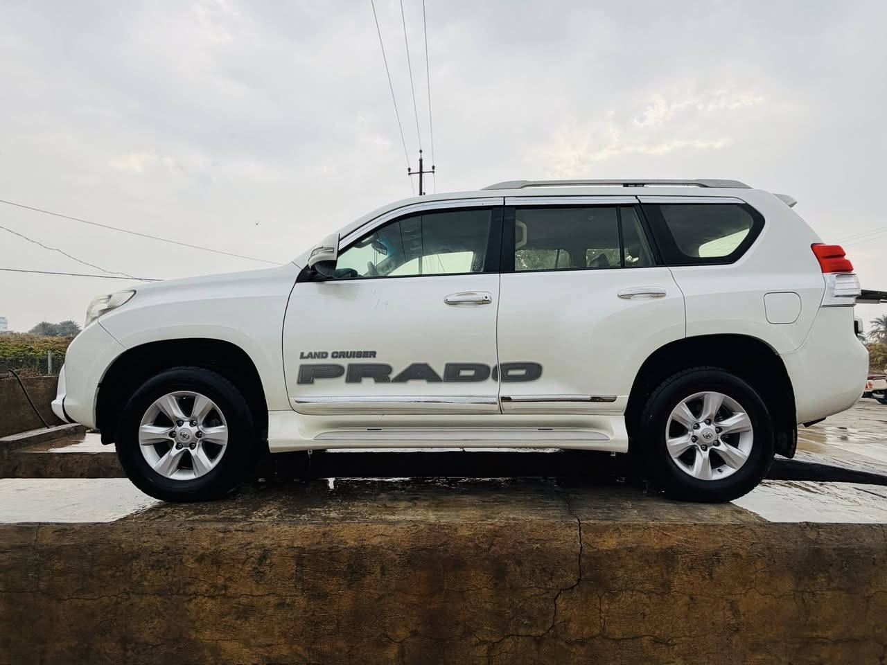 #برادوTXL  فول الفول ٦ سلندر. 

السلام. 

اقرأ تفاصيل ♥️♥️

شرط بل حقيقه احله من الصور. كلش جديد 

كير مكينه حداديه تبريد. بلادي على وضع الشركه 

ما مفتوح بيها برغي بشرط 
 
عليها تخم تاير جديد

سيارا مالت جناي  مافتوح بيها برغي على سونار وين ماتريد 

برادو موديل 2012 رقم بغداد 
-مواصفات 
عداد كيلو متر١٩٠
١- اصلي  اكويتي امذهاب  🏅🏆
٢-بصمه
جلد 
٣-فتحه
٤-ثلاجه
٥- مثبت سرعه 
٦- محرك ٦ سلندر
٧-شاشه
٨-كامره خلفيه
٩-مري شفط
١٠-تحكم ستيرن
١١-نظام تزحلق
١٢-حساسات
١٣-كشنات جلد
١٤-دفع رباعي
١٥-دبل تانكي
١٦-سبير تعليك   
 كفاله. من اي ضربه أو تبديل صور السونار موجود
اي ستفسار على رقم ***********
