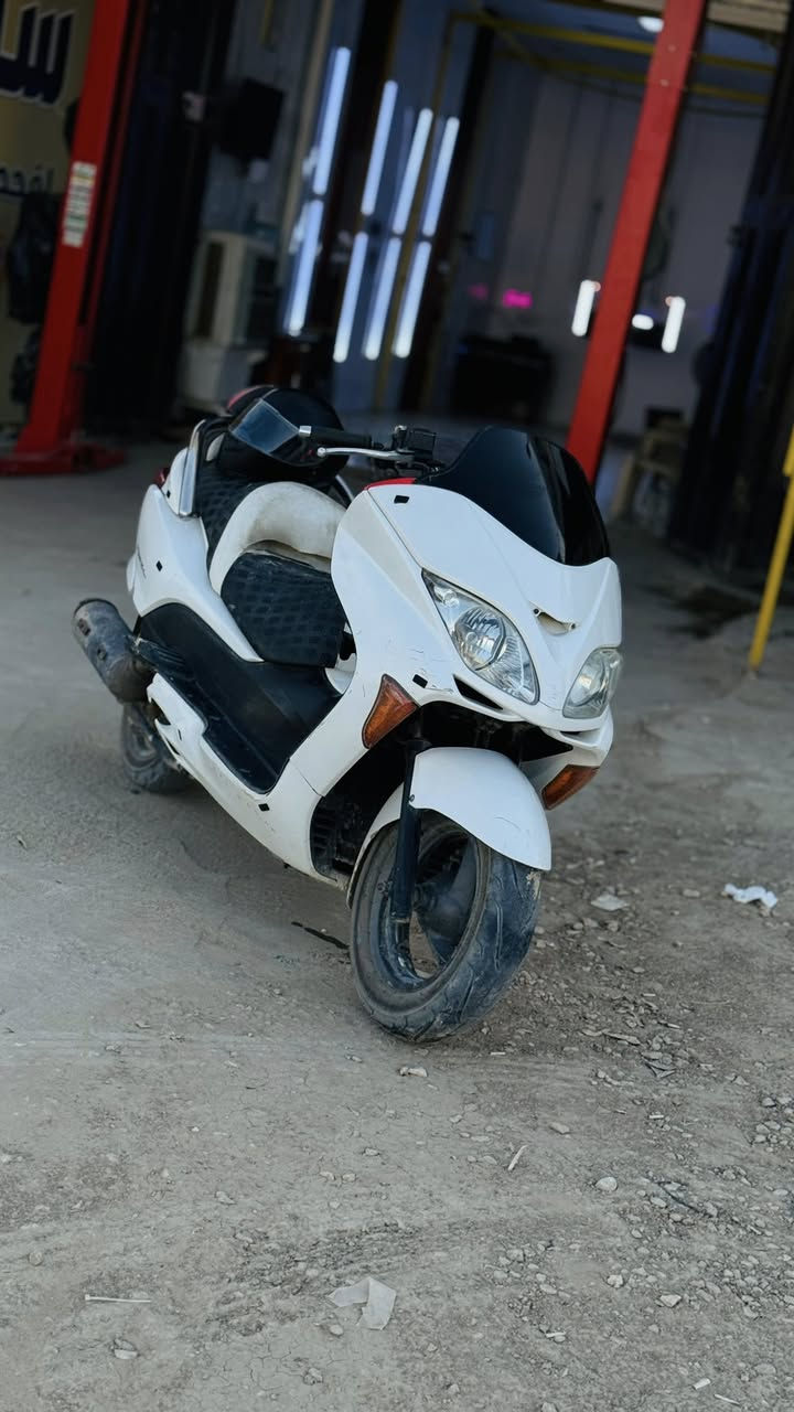 فورزا 08 عميه للبيع 
 محرك 250cc
شويه عوزها نقوصات بالشكل كفرها زين 
محركها شويه تعبان بي رنگات
بيها بخار 
وفيت بم تعبان فقط كل نقص مابيها بعد 
تخم تاير جديد 
كلتشات امامي خلفي  وقايش جديد وكاله مو تجاري 
خوذه دوت وياها 
عالي ثلجي شادين زنون ليزري 
تجوه حديد مال راكب
سواداتها فحم عوزهن تنضيف بس 
الدراجه اوراق بس اوراقها شويه منتهيات بسبب واگع عليهن عطر
الدراجه ما بيها اي نقص تشوف بعينك يلا تاخذ فقط الي ذكرتهن هاي نقوصاتها ولا هيه دراجه خير من الله رون ١ ونص معدلها ١٢٠ بس شويه محركها تعبان جاي ادك ١٠٠ وبافضل حالاتها ادك ١٢٠ احتمال بسبب المحرك او الفيت بم اذا عالجتهن اضمنلك ادك حتى ١٤٠ 
.
.
.
السعر :مليون 
*********** للتواصل والاستفسار على هذا الرقم متواجد
