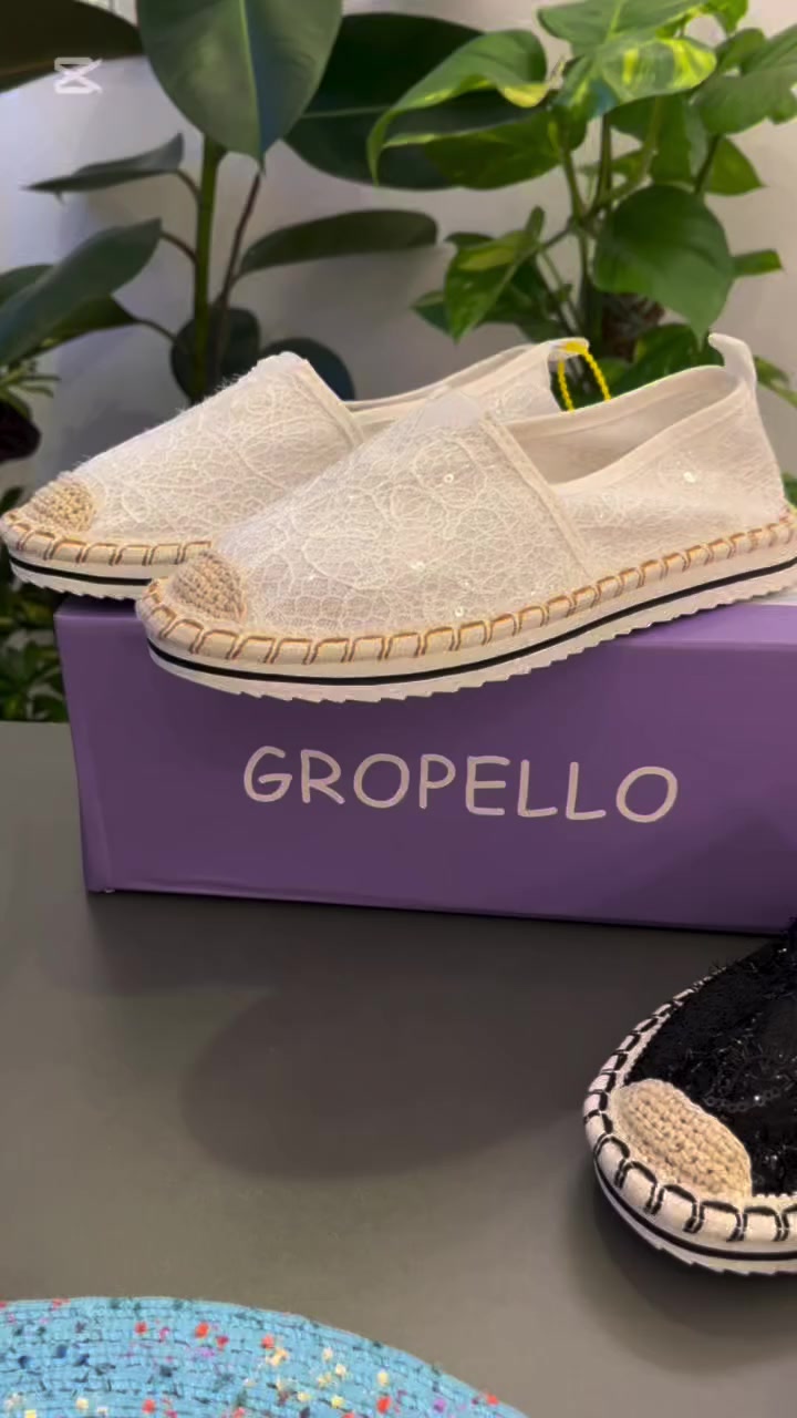 ليش هذا الحذاء لازم يكون عندج؟

ببساطة لان :

• شغله يجنن: الدانتيل الأبيض نزاكة مو طبيعية، والترتر الذهبي يضيف لمسة
 "لمعة" تخلي الكل يسألج عليه

• راحة تامة: خفيف ومرن، يعني تمشين بيه ساعات ومتحسين بتعب.

• تفاصيل تراثية: حياكة القش (الخيش) الداير مداير الحذاء تنطي طابع صيفي ومودرن بامتياز

للحجز والاستفسار مراسلة البيج عالخاص 
او عبر الرقم ***********

توجد خدمة توصيل كافة محافظات العراق
بغداد 5 الف
والمحافظات 6 الف 

#احذية_طبية_اكسبلور_ترند_صيف_2026
