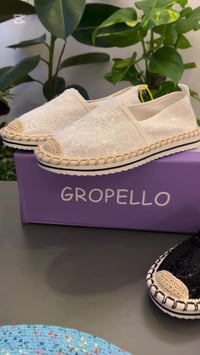 ليش هذا الحذاء لازم يكون عندج؟  ببساطة لان :  • شغله يجنن: الدانتيل ال...