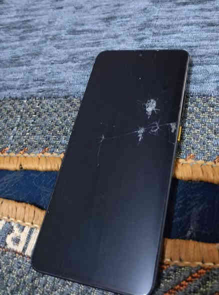 للبيع بوكو اكس 7 برو شاشه مكسوره مثل ما واضح ب صوره ابيع بدون شاشه يعني سعر 350وبي مجال مكان نجف ملحقات كله كامله كفر شاحنه كارتونه  ***********
