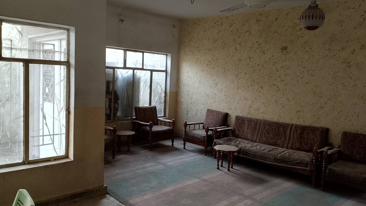 السلام عليكم دار للبيع شهداء العبيدي الثانية خلف كوزمتك هشام ٢٠٠ متر طابو صرف طابق ونص يحتوي على استقبال ومطبخ واربع غرف نوم وحمامين وترك واسع حول البيت وجهة للقبلة وجدا نفه وجاهز للسكن ومعاملة العائدية كاملة مكملة يعني مابي اي نقوصات السعر ٢٠٠ وبي مجال بسيط للاستفسار الاتصال على الارقام التاليه 
***********
***********
