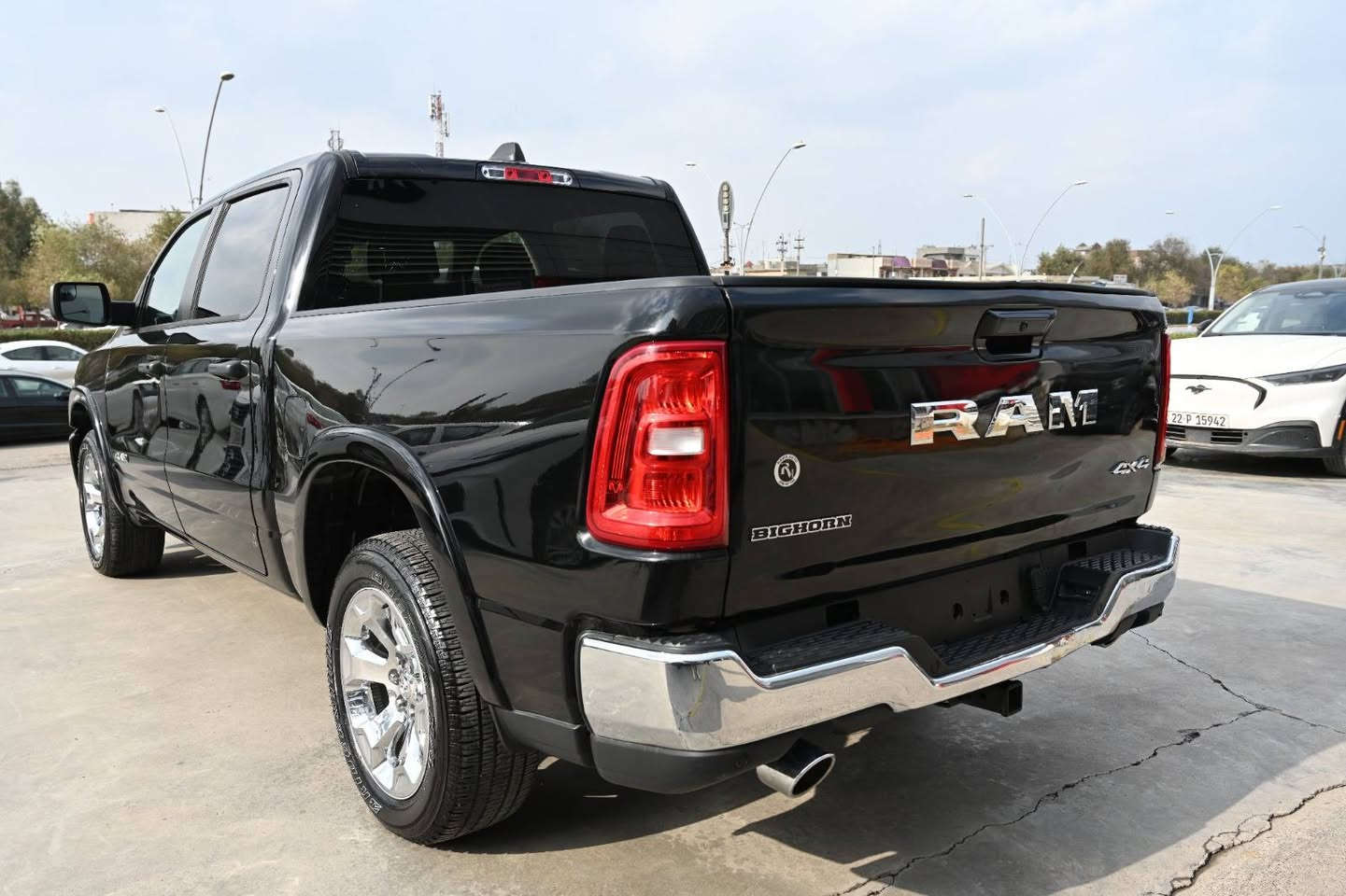 RAM 1500 BIG HORN 2025 
رام بيك هورن 2025
باب طويل بدي قصير (المرغوب)

⚙️ محرك 6 سلندر 3.0 توربو 
420🐎 
دفع رباعي 4x4

مواصفات ال BIG HORN 
⬛ تبريد قطعتين
⬛بصمة
⬛مرايات جانبية هيتر + نقاط عمياء 
⬛ شاشة تدعم Apple CarPlay, Android Auto
⬛كاميرا خلفية + حساسات 
⬛حساسات أمامية 
⬛تحذير من التصادم الأمامي 

ماشية 6 ألف فقط ✅

مكان السيارة أربيل شارع100

رقم الشاصي مُرفق ✅️
1C6SRFFP2SN538752

السعر 31.000$ ، 3 دفاتر و 10 ورقات 

للإستفسار 
*********** إتصال أو واتساب 

#ram #للبيع
