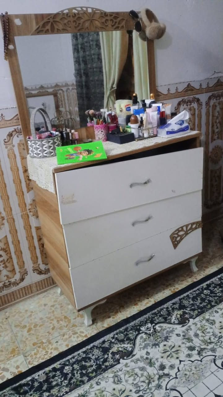 السلام عليكم غرفة للبيع بسعر مناسب 150 مكان حي التراث بغداد رقم الهاتف *********** مستعجل ع بيعتها
