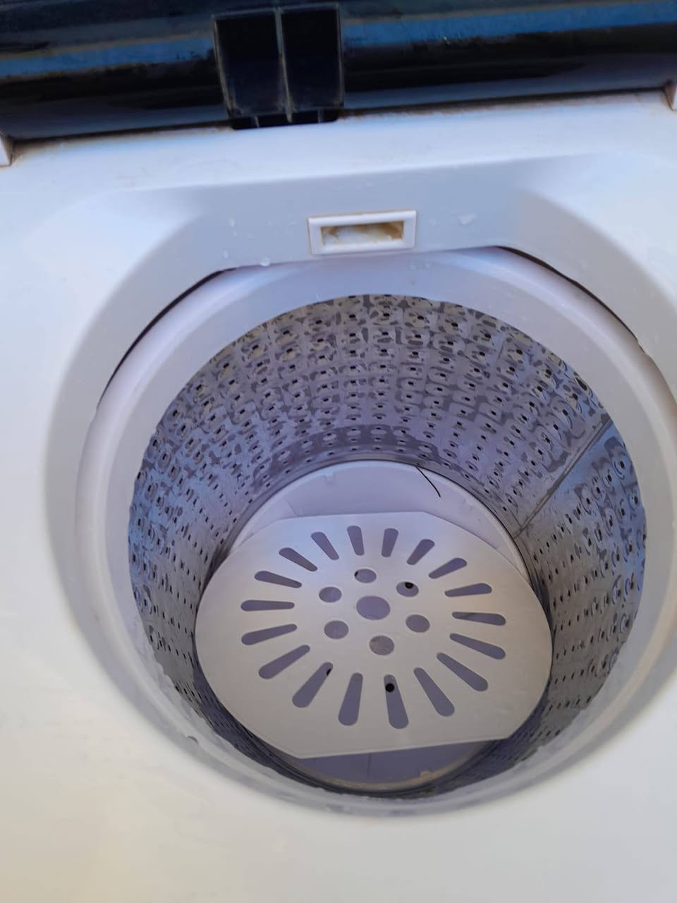 السلام عليكم غسالة هيتاشي للبيع جديدة جدا نظيفة حجم 12 كيلو حوضين كشرها جدا نظيف وشغالة وجديدة بمعنى الكلمة استخدامها سنة واحدة سبب البيع اخذنا مكانها  غسالة اوتوماتيك السعر من الاخير150 الف الاتصال على الرقم ***********
