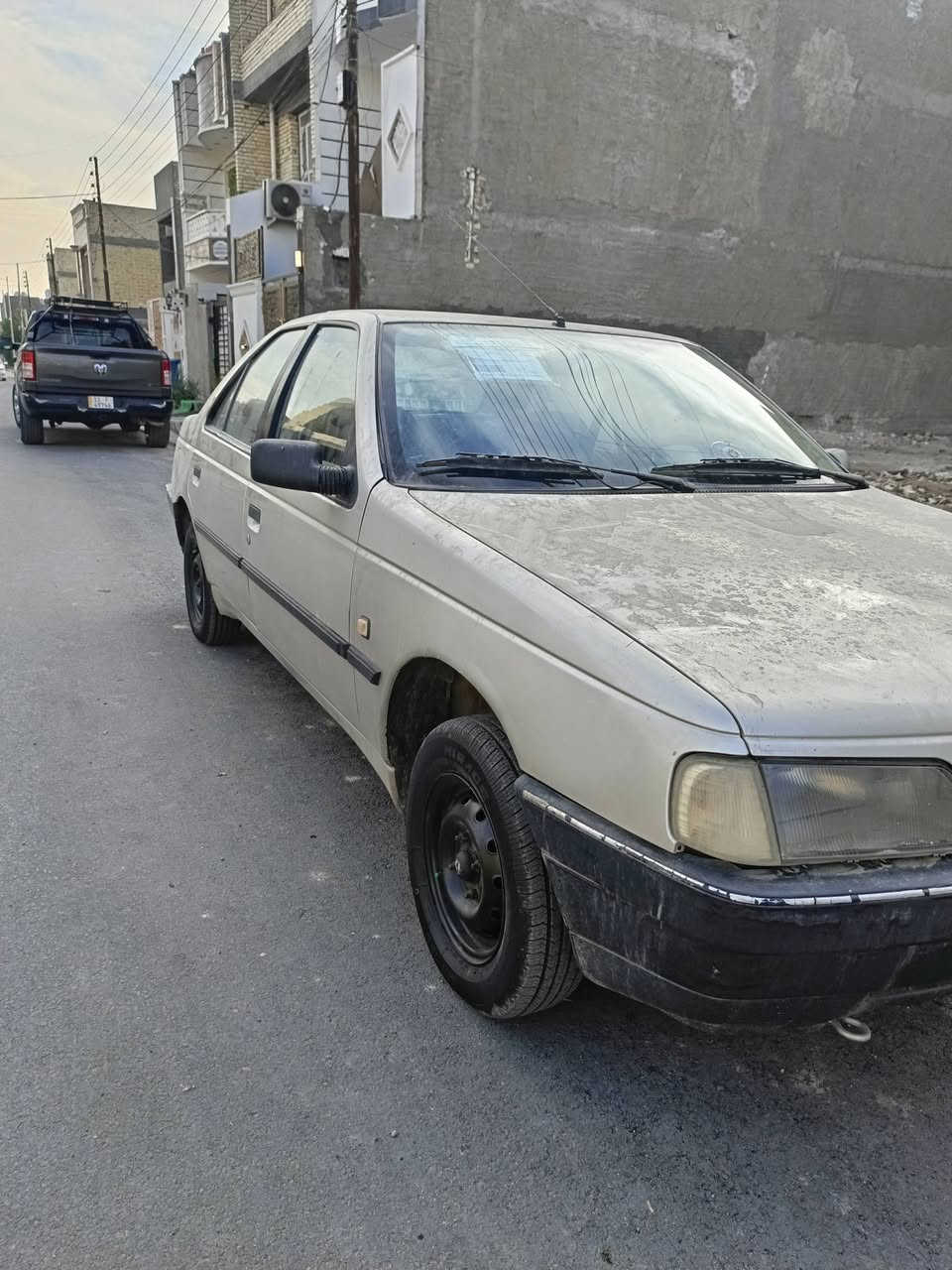 السلام عليكم 
بيجو روى موديل 2009 سيارة نظيفه ومكفوله تبريد شغال مابي اي شي والسياره باسمي بيها باتري جديد وتخم تاير جديد وسبيرها هم سيارة كلش نظيفه وصدرها جديد وكهربائيات فحص جديد وبيها عده كامله مال شركه جك ويل سبانه عدة النكي مال شركة ومثلث فسفوري هم مالتها شركة السيارة مابيها اي نقص السعر 35 ورقه وبيها مجال 
مكانها بغداد 
للاستفسار اكثر الاتصال على الرقم : ***********
