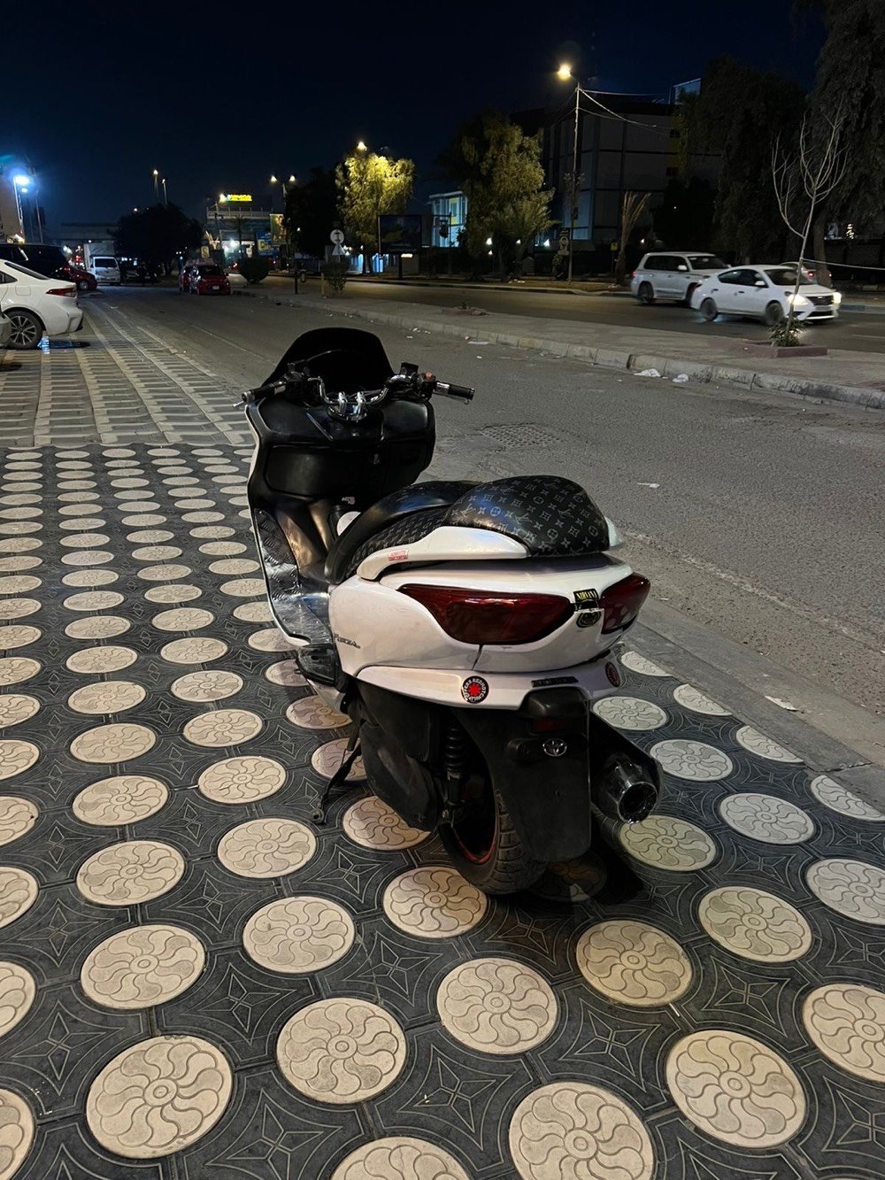 دراجة نارية سريعة وأنيقة بمحرك قوي وتصميم جذاب. لون الدراجة أبيض وتتمتع بحالة جيدة. مناسبة للسير في المدينة أو الطرق الطويلة. المستعملون السابقون أبدوا إعجابهم بأدائها وراحة القيادة بها. تحتوي على عدادات رقمية وحساسات دقيقة لتمكين القيادة بأمان.