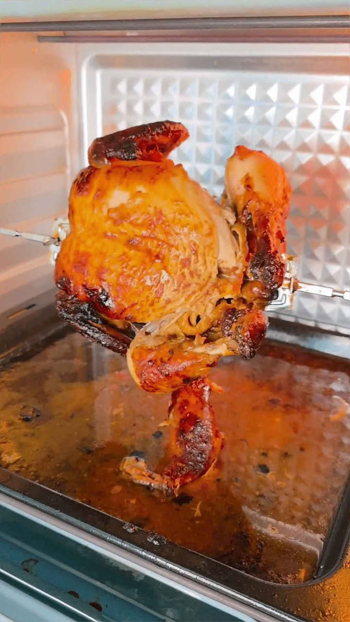 الاستخدامات

تحمير الدجاج الكامل باستخدام نظام الشواية الدوّارة (Rotisserie)

القلي الهوائي بدون أو بقليل من الزيت (بطاطس، ناغتس، أجنحة)

الخَبز (كيك، بيتزا، معجنات، خبز)

الشوي والتحمير العلوي والسفلي

إعادة التسخين والحفاظ على حرارة الطعام

تخمير العجين واللبن (Fermentation)

تجفيف بعض الأطعمة (Dehydrate) حسب إعدادات الجهاز

المميزات

سعة كبيرة 60 لتر مناسبة للعوائل والاستخدام اليومي

قوة 2400 واط لأداء تسخين سريع ومتوازن

قلاية هوائية مدمجة (Air Fryer) مع مروحة عالية السرعة لطهي مقرمش

شواية دوّارة Rotisserie لتحمير الدجاج بشكل متساوٍ

تحكم بدرجة الحرارة من 100 إلى 250° مئوية

مؤقت تشغيل حتى 60 دقيقة مع خاصية الاستمرار (Stay On)

5 عناصر تسخين من الستانلس ستيل لتوزيع حرارة فعّال

مفتاحي تحكم منفصلين لاختيار وظائف الطهي المختلفة

باب زجاج مزدوج مقاوم للحرارة (Tempered Glass)

مروحة داخلية لتوزيع الهواء الساخن بشكل متساوٍ

تصميم داخلي منقوش يساعد على توزيع الحرارة

إنارة داخلية لمتابعة الطهي

هيكل متين ومقابض تحكم واضحة وسهلة الاستخدام

محتويات الصندوق

فرن كهربائي LIBRONIC سعة 60 لتر

صينيتا خبز (2 × Bake Tray)

شبك شواء (Grill Rack)

سلة قلاية هوائية (Air Fryer Basket)

سيخ شواية دوّار (Rotisserie Set)

مقبض سيخ الشواية

دليل استخدام وتعليمات

الملاحظات

ضمان لمدة سنة من تاريخ الشراء

يحتوي على ثلاث هيترات بالاعلى و اثنين هيتر بالاسفل

يُنصح بترك مسافة تهوية حول الجهاز أثناء التشغيل

مناسب للاستخدام المنزلي فقط بغداد, العراق


**إذا كنت صاحب هذا الإعلان وتريد حذفه لأي سبب، رجاءا أرسل رسالة إلى الدعم الفني**